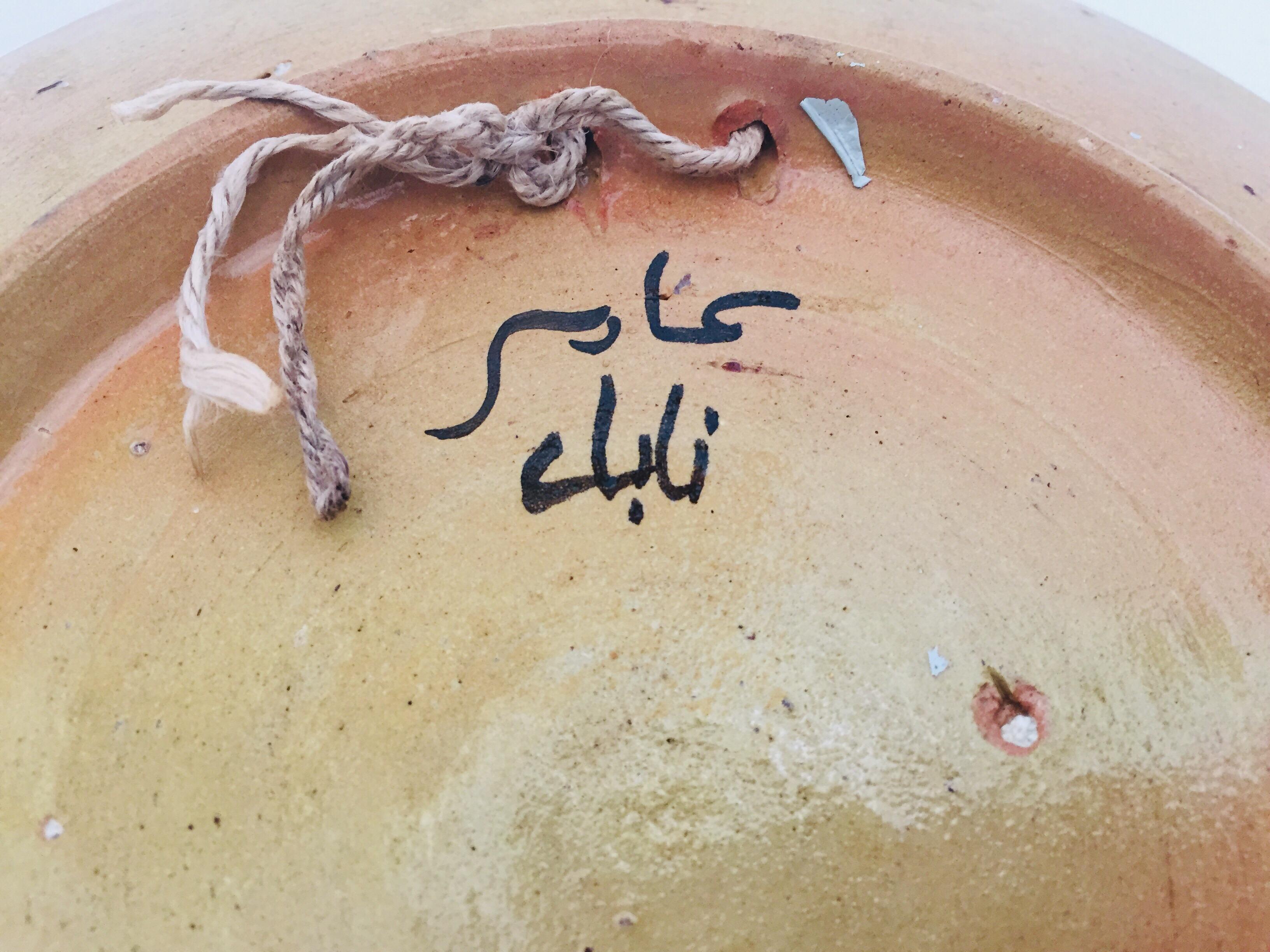 Dekorativer islamischer Teller aus handbemalter maurischer Keramik, polychromiert 3