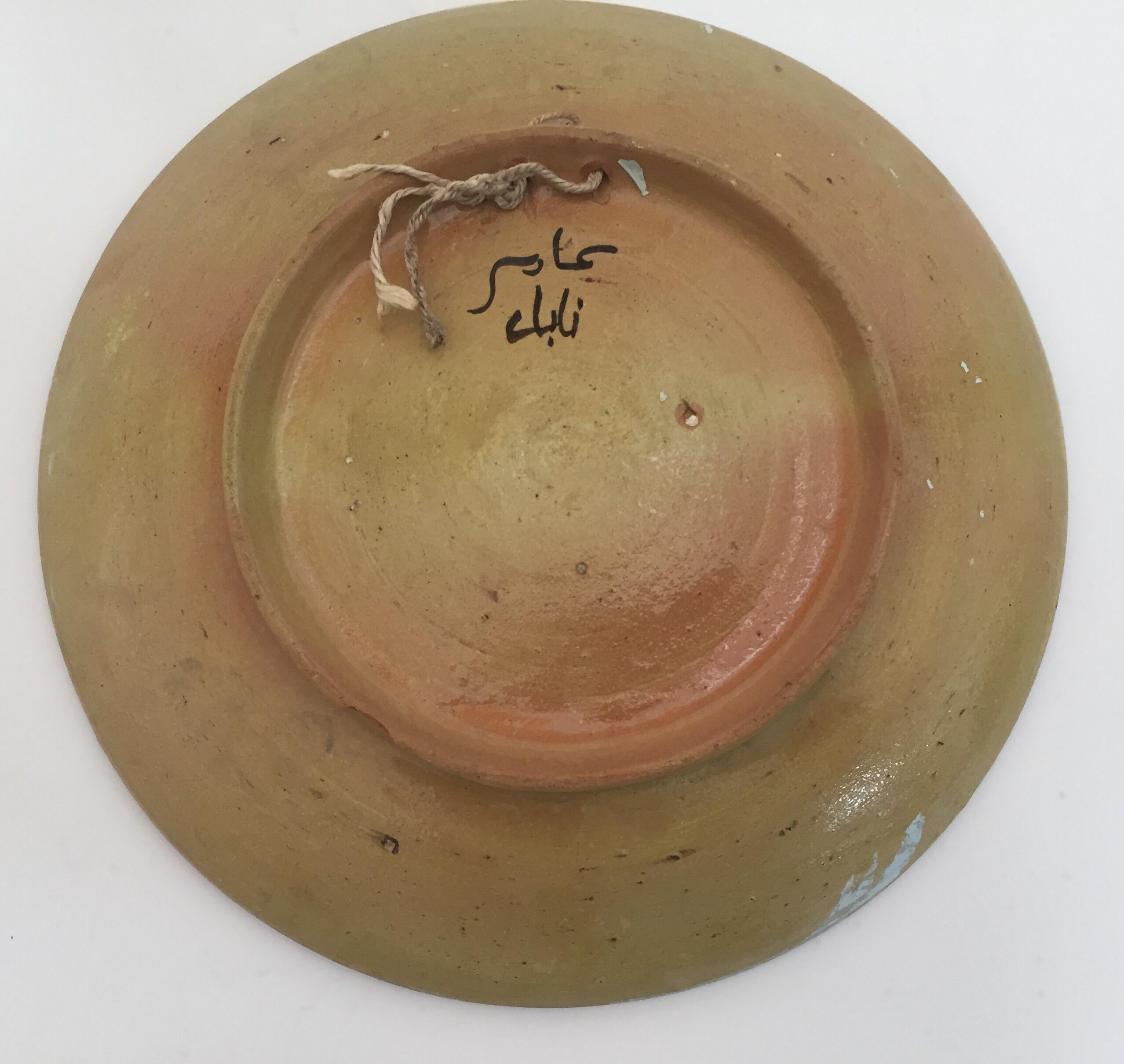 Dekorativer islamischer Teller aus handbemalter maurischer Keramik, polychromiert 2