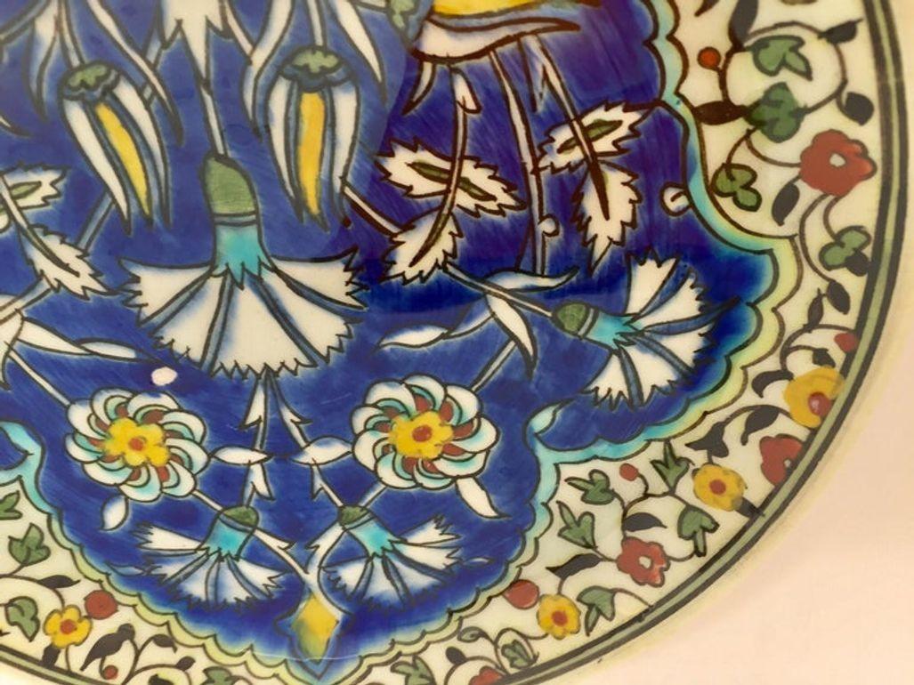 Plato decorativo de pared de cerámica vintage policromada y pintada a mano con diseño floral policromado.
Se trata de un plato pintado a mano de forma intrincada que se fabricó en Turquía.
Turquía es famosa por sus productos de horno, como los