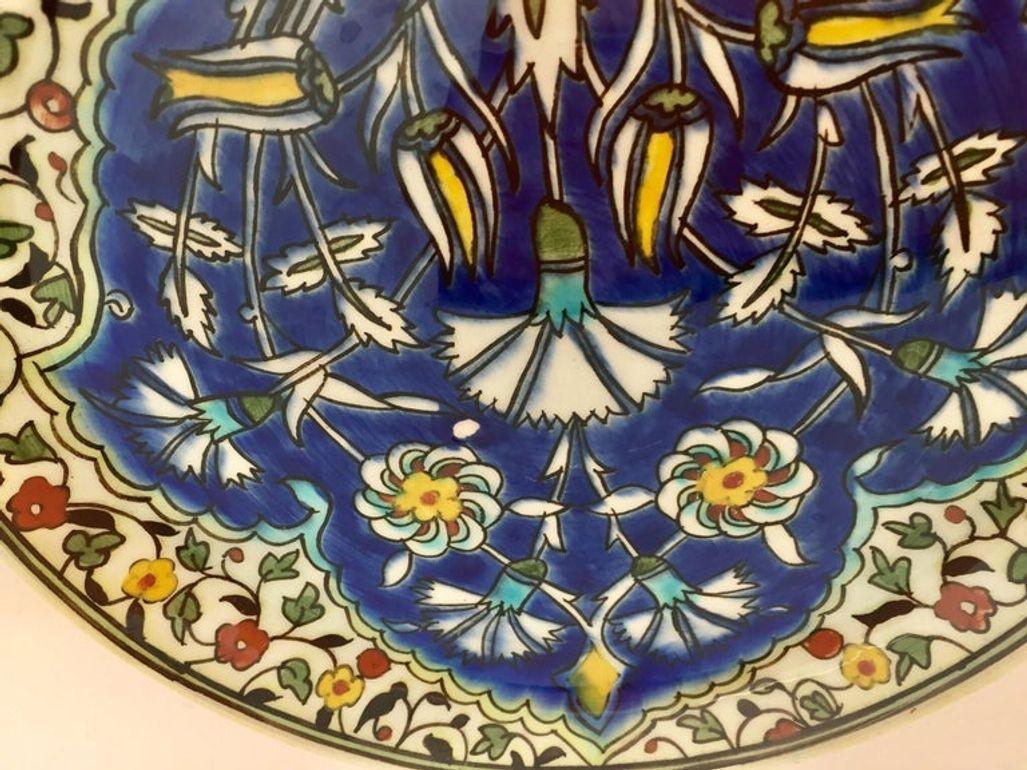 Plato de cerámica turca con diseño floral de Iznik pintado a mano Años 50 Islámico en venta