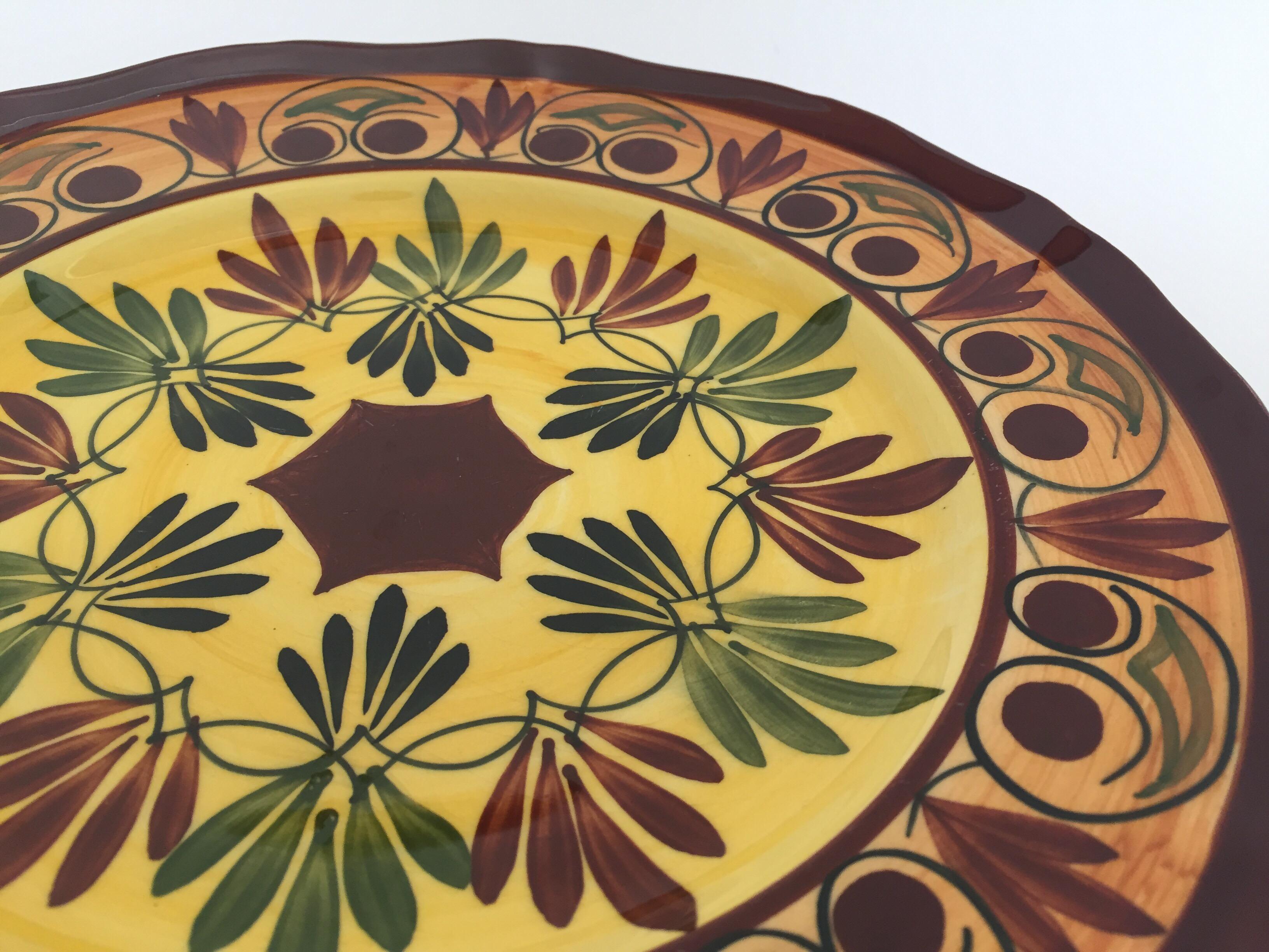 Assiette décorative en céramique française polychrome peinte à la main en vente 2