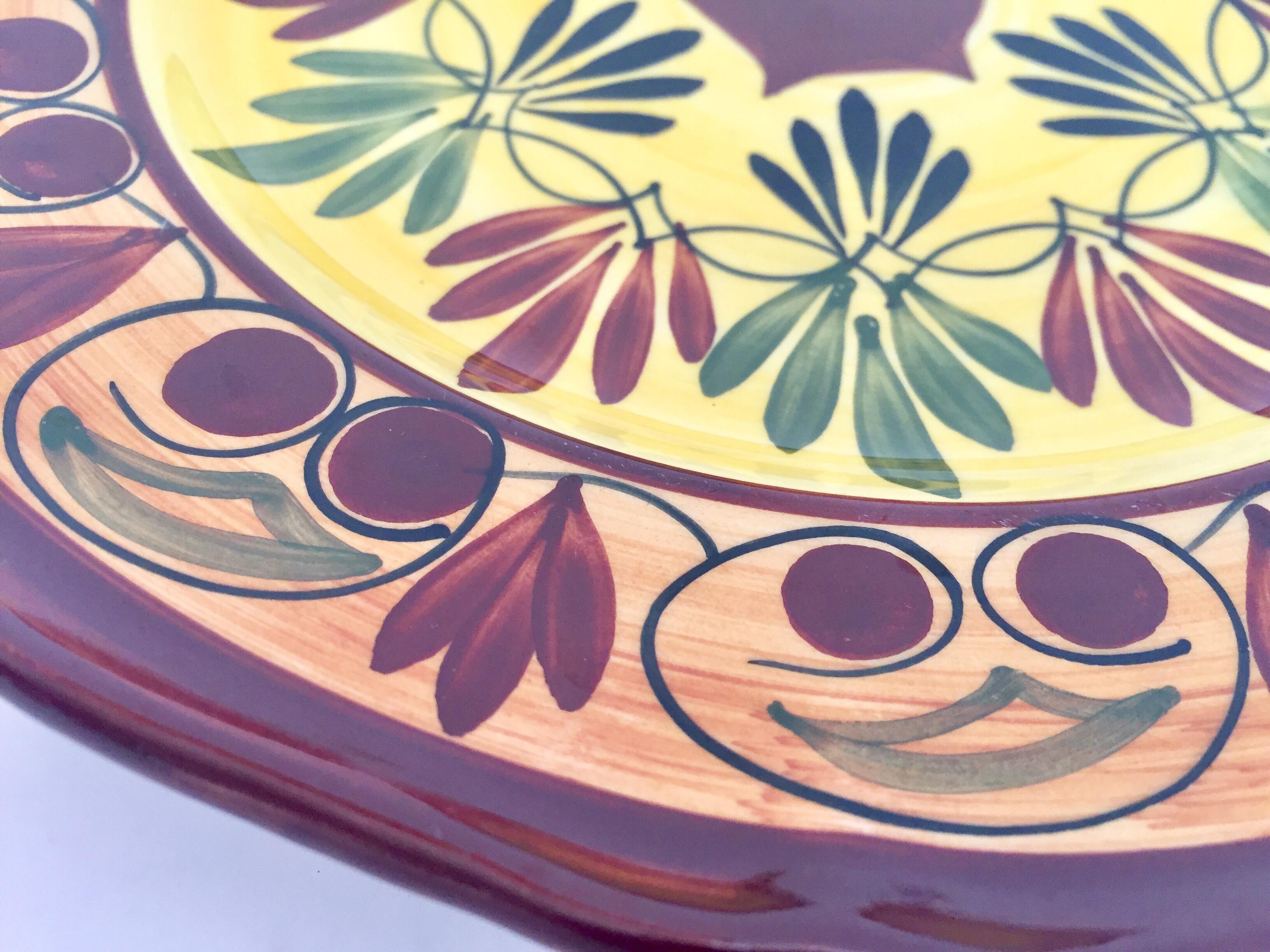Assiette décorative en céramique française polychrome peinte à la main en vente 5