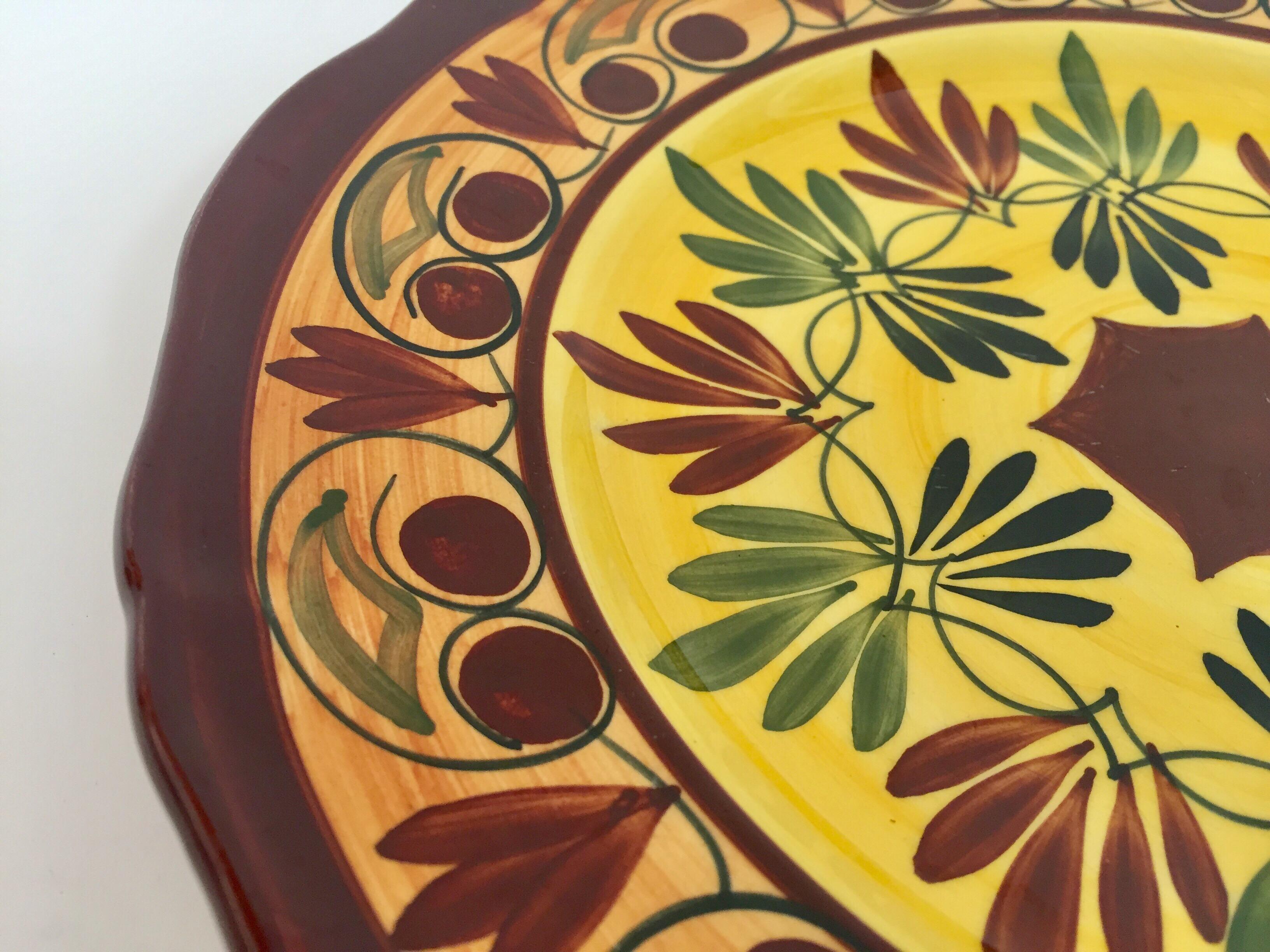 Assiette décorative en céramique française polychrome peinte à la main en vente 6