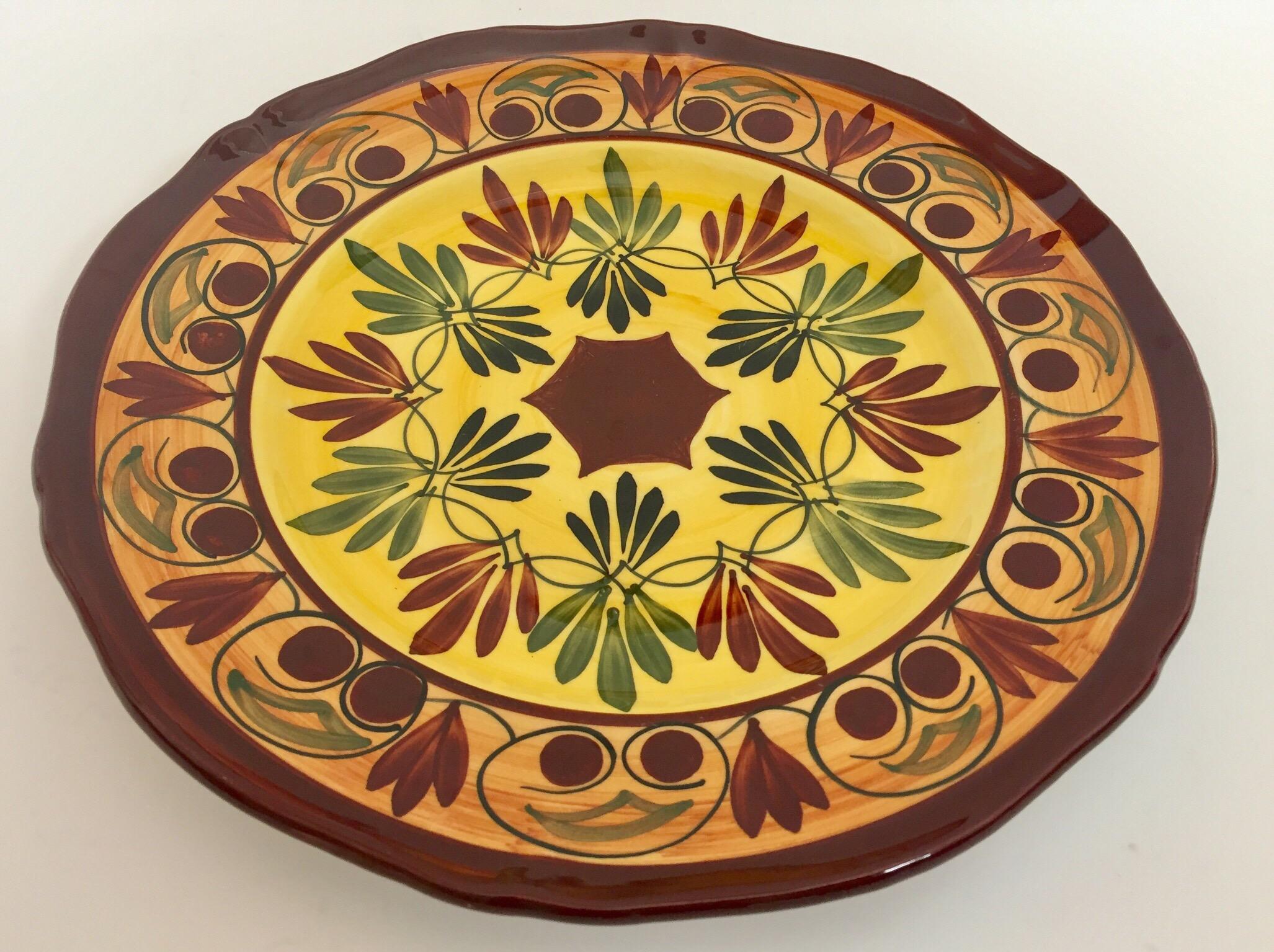 Islamique Assiette décorative en céramique française polychrome peinte à la main en vente