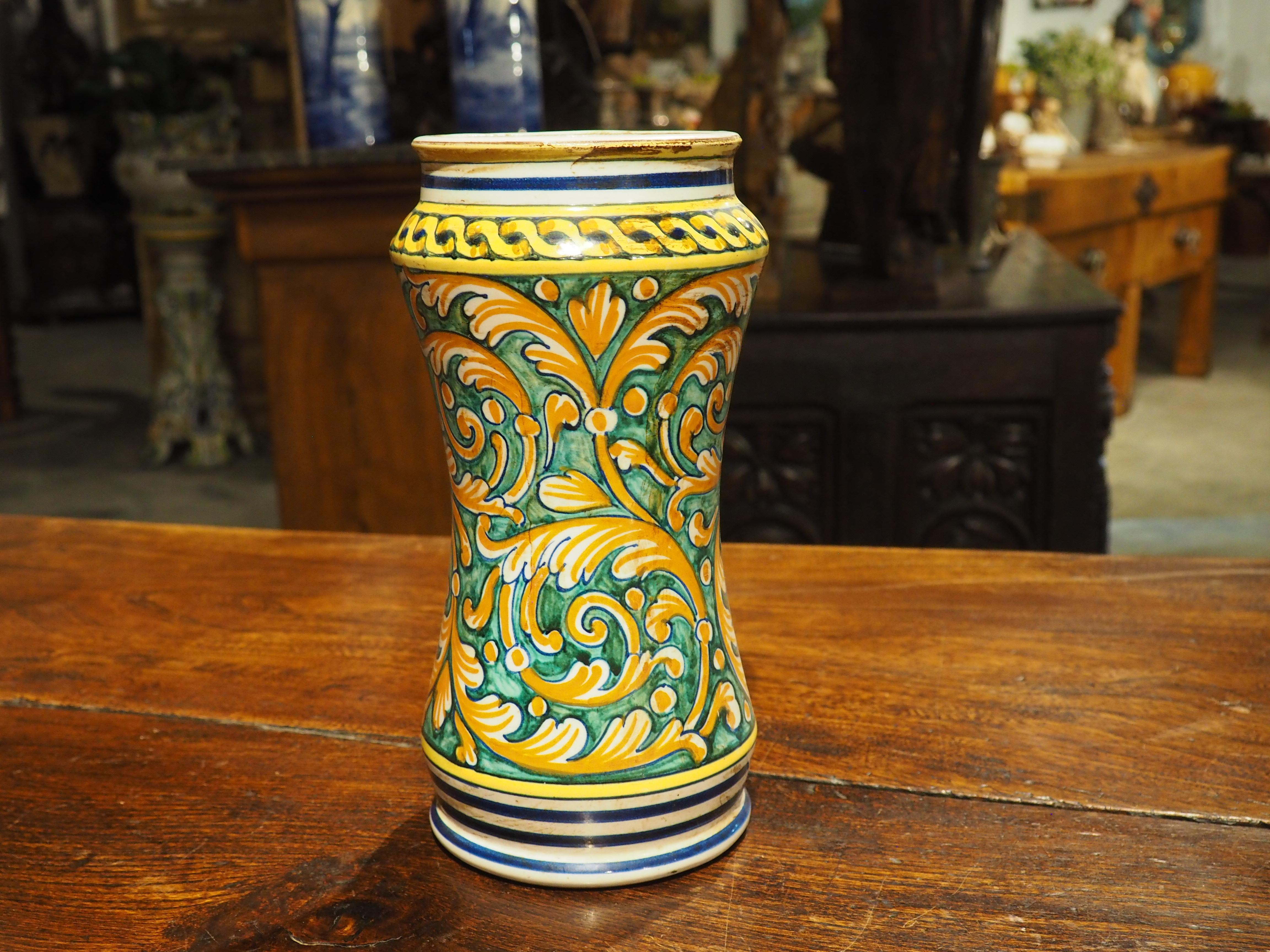 Vaso di Albarello italiano policromo con decorazioni a fogliame, fine XIX secolo in vendita 5