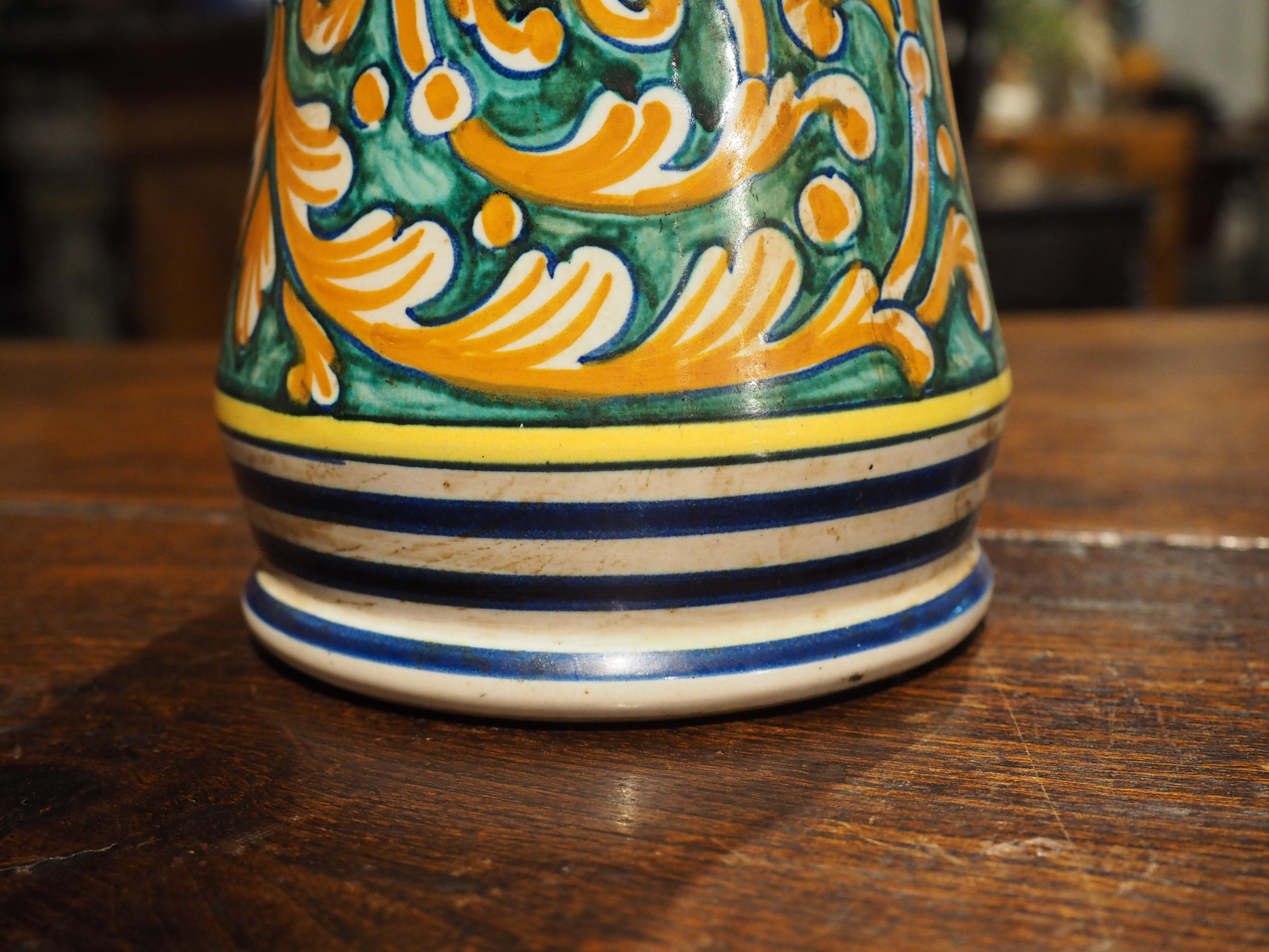 Dipinto a mano Vaso di Albarello italiano policromo con decorazioni a fogliame, fine XIX secolo in vendita