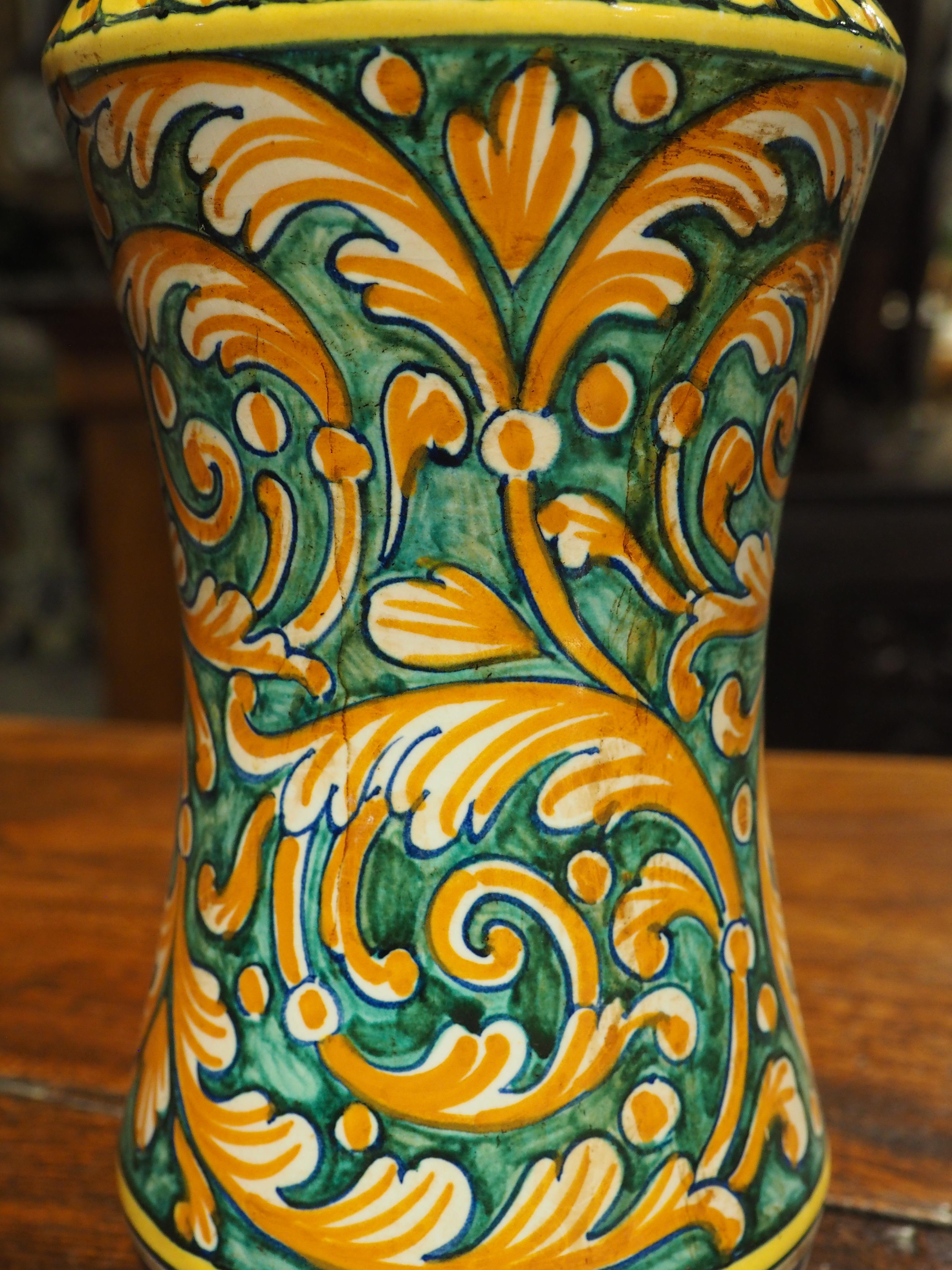 Vaso di Albarello italiano policromo con decorazioni a fogliame, fine XIX secolo In condizioni buone in vendita a Dallas, TX