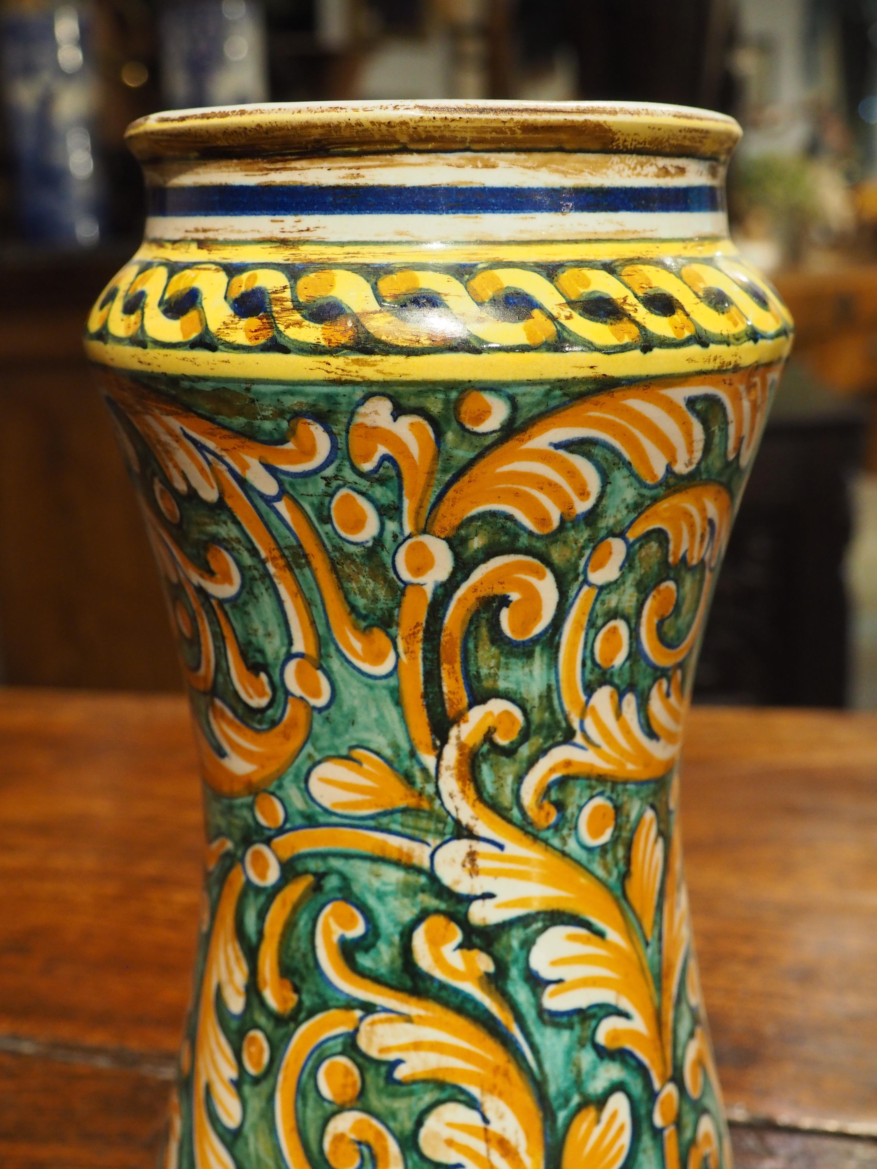 Vaso di Albarello italiano policromo con decorazioni a fogliame, fine XIX secolo in vendita 1