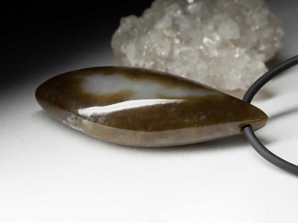 Ciondolo di giada policroma su caucciù Regalo di pietra preziosa marrone bianca a goccia in vendita 1