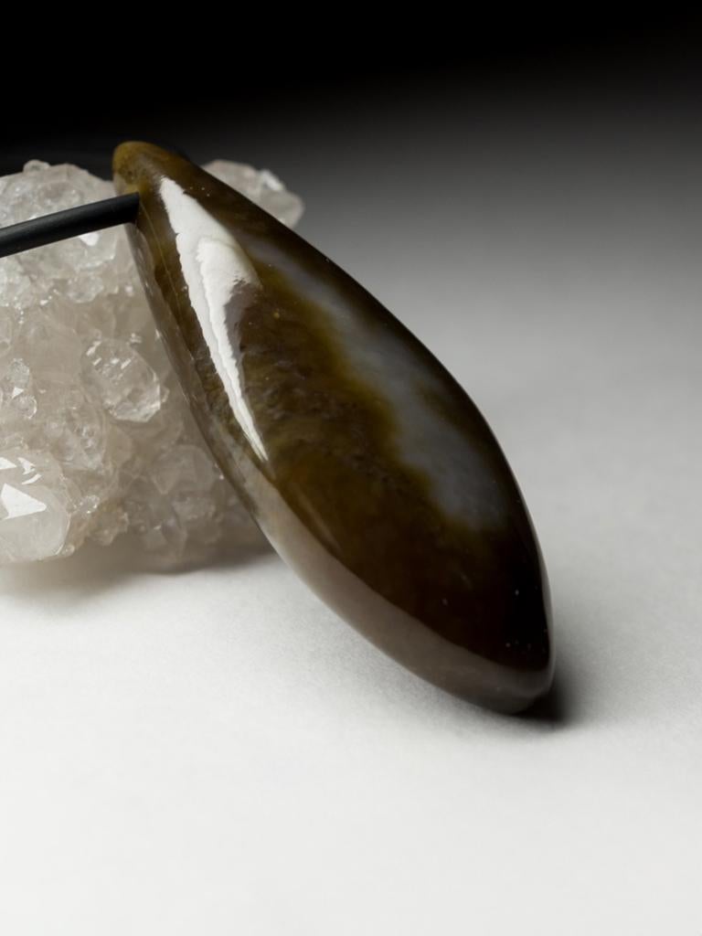 Pendentif en Jade Polychrome sur Caoutchouc Cadeau Brown White Smoke Pattern Drop Gemstone Neuf - En vente à Berlin, DE