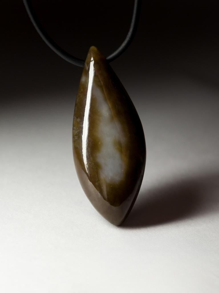 Pendentif en Jade Polychrome sur Caoutchouc Cadeau Brown White Smoke Pattern Drop Gemstone Unisexe en vente