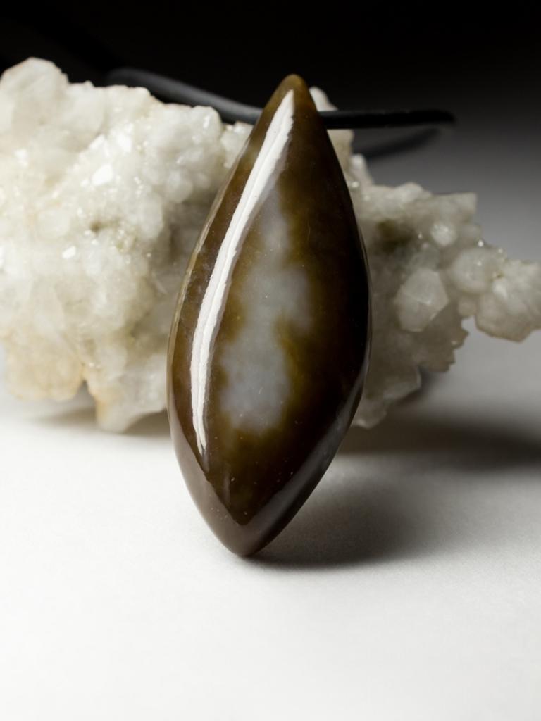 Pendentif en Jade Polychrome sur Caoutchouc Cadeau Brown White Smoke Pattern Drop Gemstone en vente 2