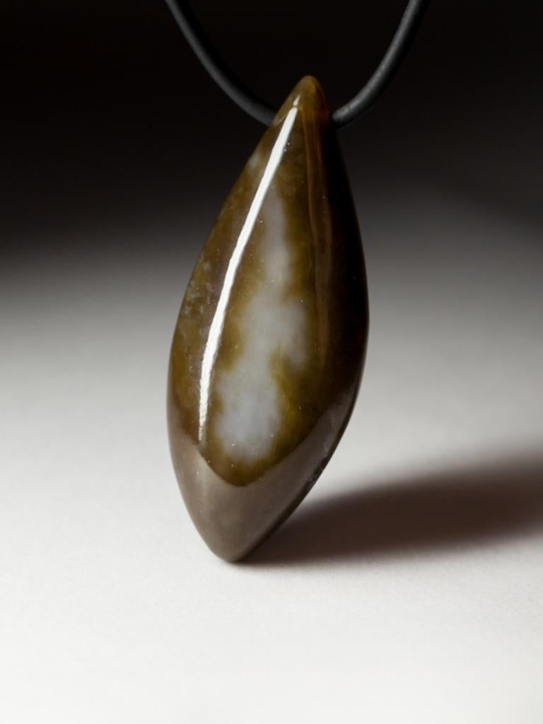 Pendentif en Jade Polychrome sur Caoutchouc Cadeau Brown White Smoke Pattern Drop Gemstone en vente 3