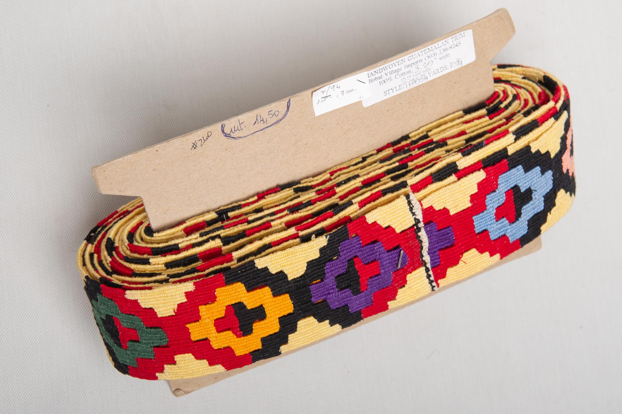 Rare bordure en kilim polychrome du Guatemala, entièrement réalisée à la main sur un métier à tisser.
C'est intéressant pour ...quelque chose dans votre maison : autour d'une couverture ou ... dites-moi vos idées.