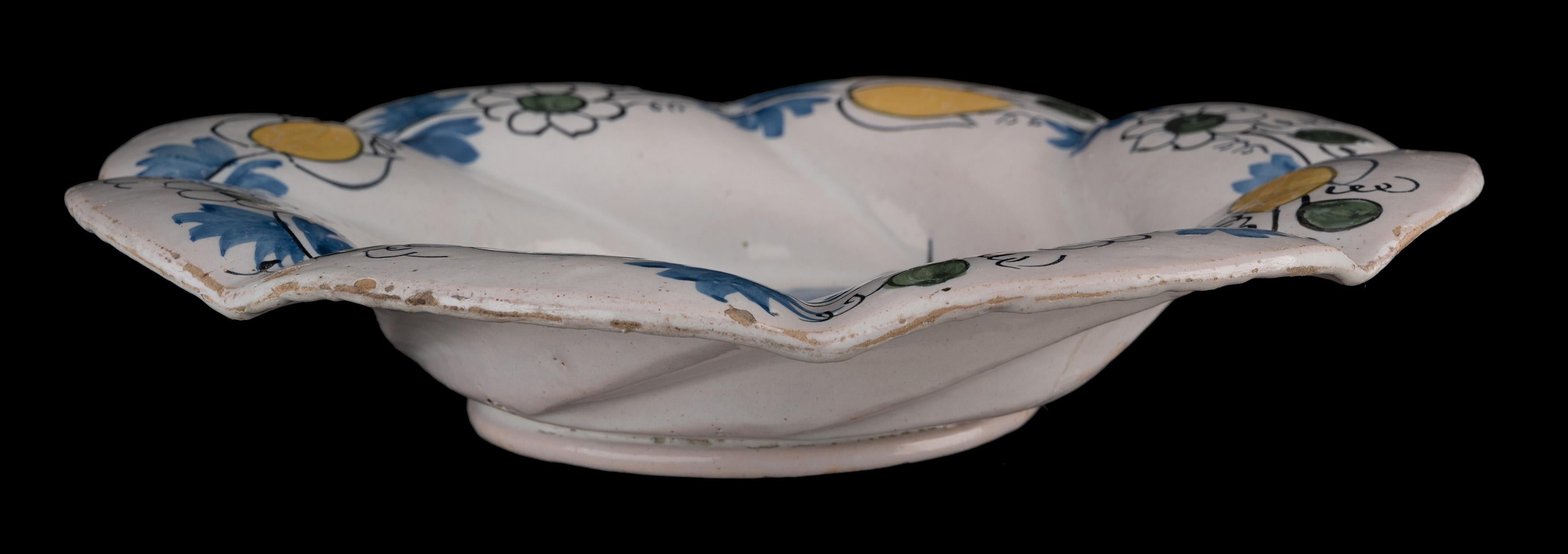 Polychrome lobed dish with King William III Delft, circa 1690 In Good Condition For Sale In ROSSUM, GE