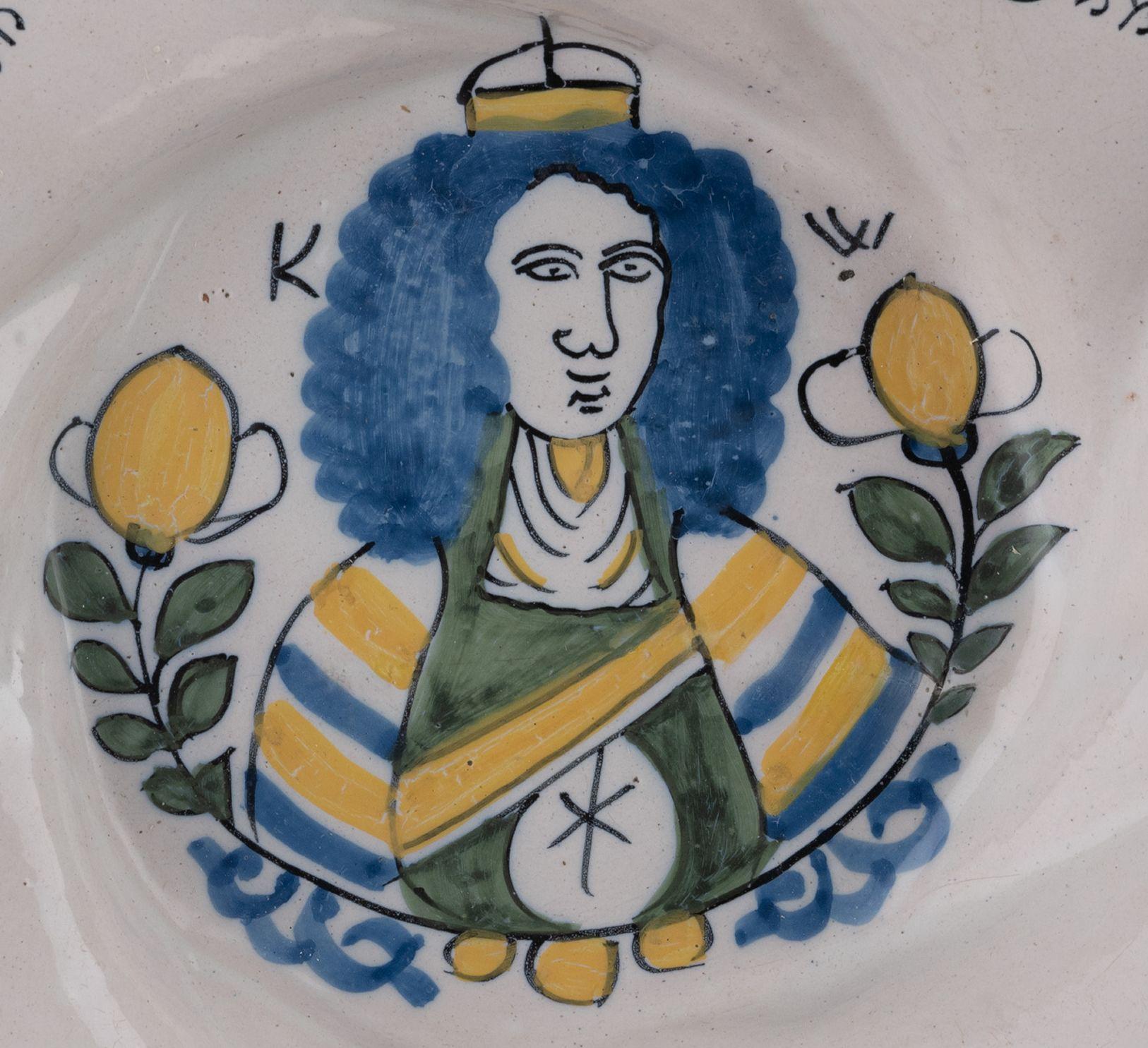 Polychrome lobed dish with King William III Delft, circa 1690 For Sale 1