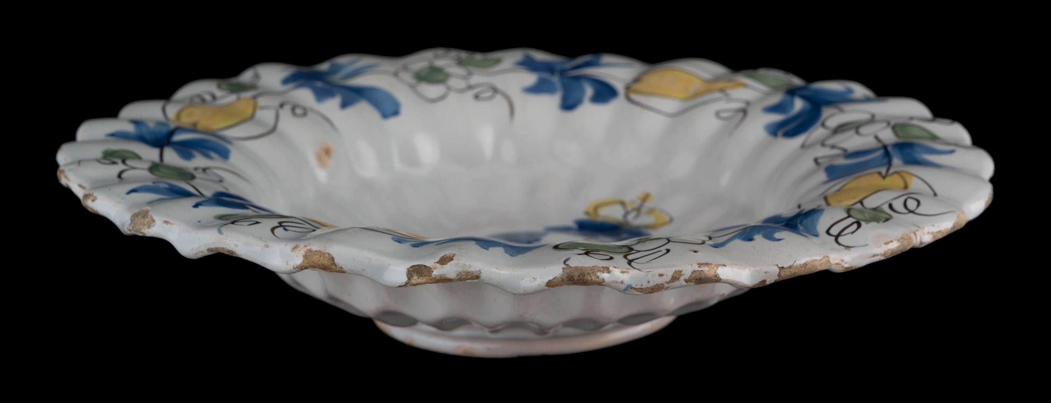 Polychrome lobed dish with Queen Mary II Stuart, Delft circa 1690 In Good Condition For Sale In ROSSUM, GE