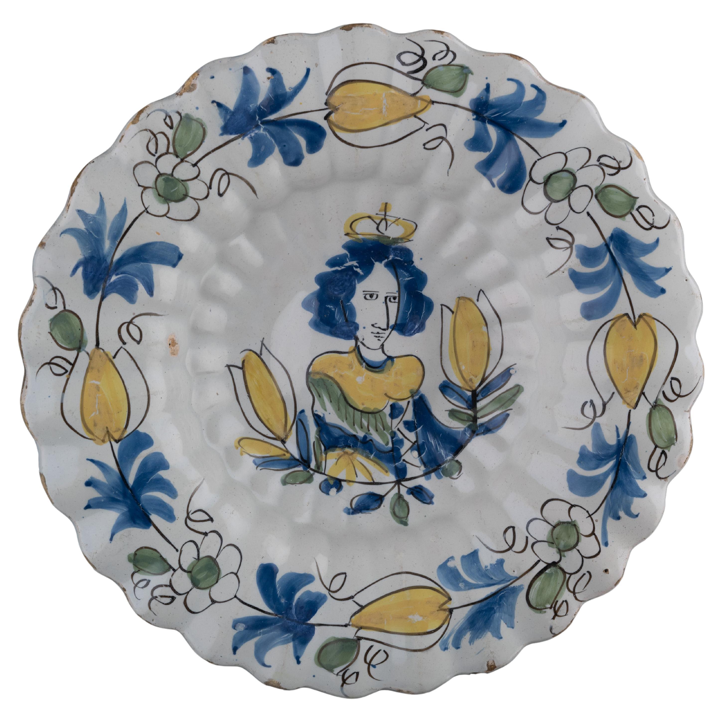 Polychrome lobed dish with Queen Mary II Stuart, Delft circa 1690 For Sale