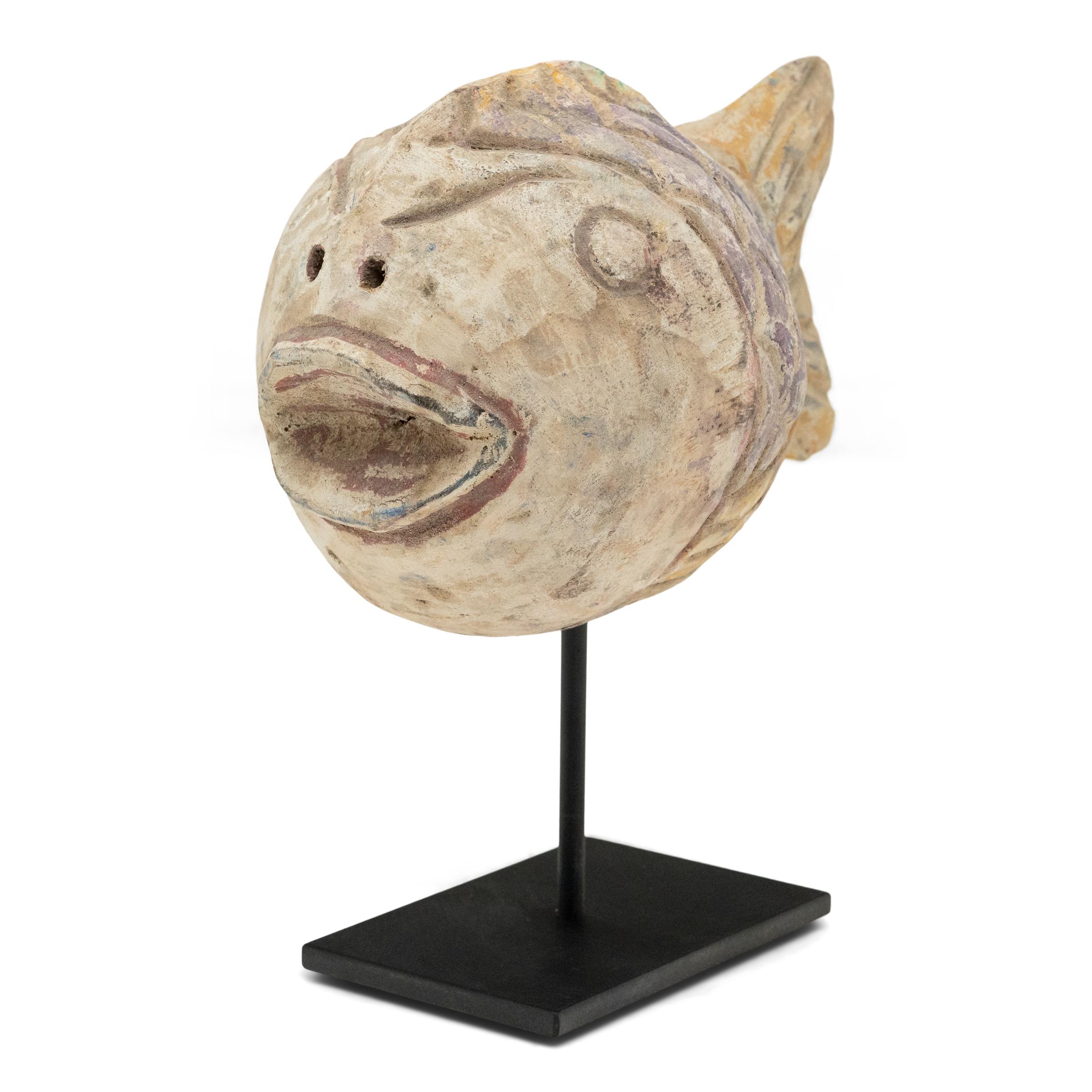 Dieser farbenfrohe Koi-Fisch, der von Hand aus aufgearbeitetem Holz geschnitzt wurde, ist ein traditionelles Symbol für Harmonie, Wohlstand und Glück. Der rustikale Fisch ist mit einem gedrungenen, abgerundeten Körper geschnitzt, die Schuppen und