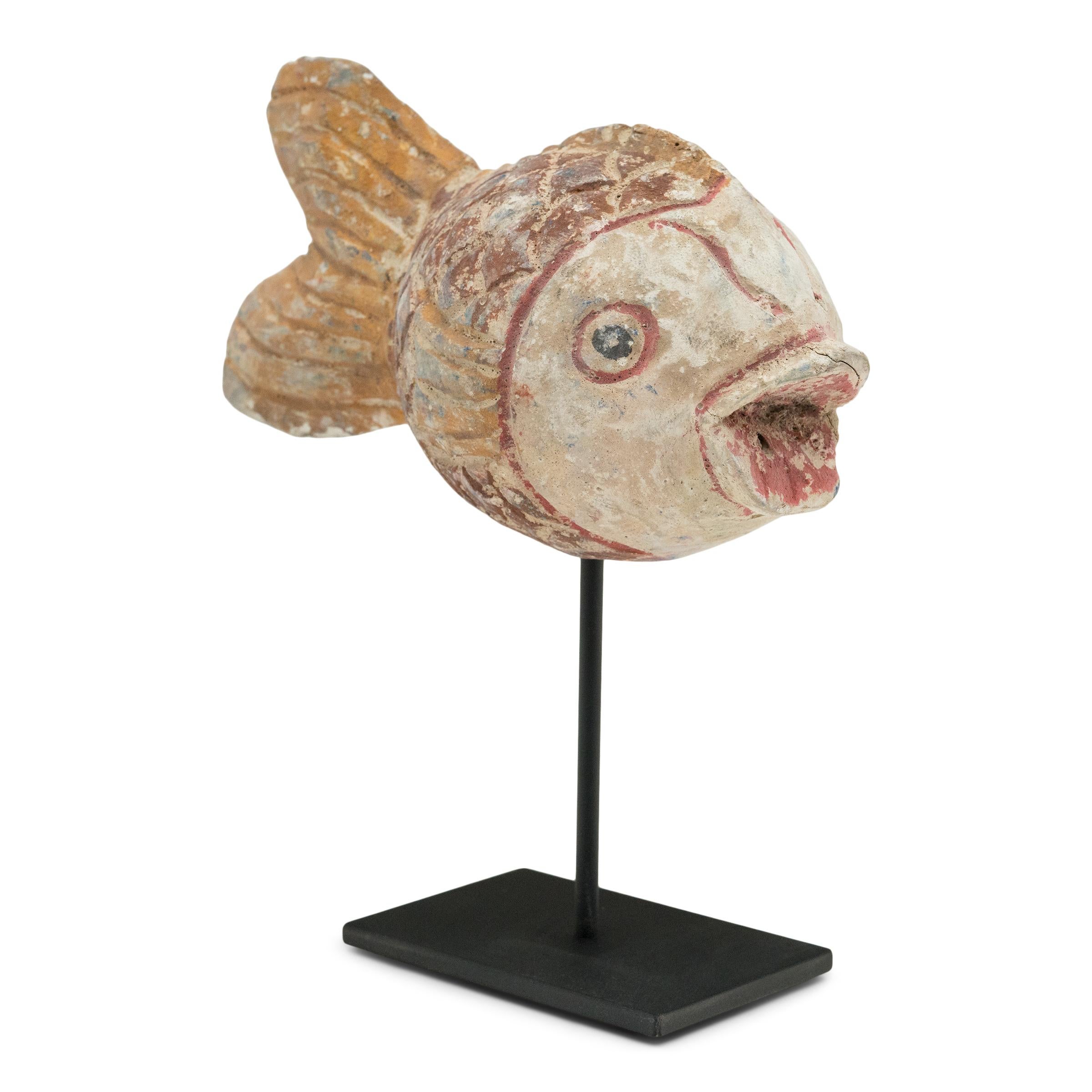 Sculpté à la main dans du bois de récupération, ce poisson koï coloré est un symbole traditionnel d'harmonie, de richesse et de chance. Le poisson rustique est sculpté avec un corps trapu et arrondi, les écailles et les nageoires sont recouvertes de