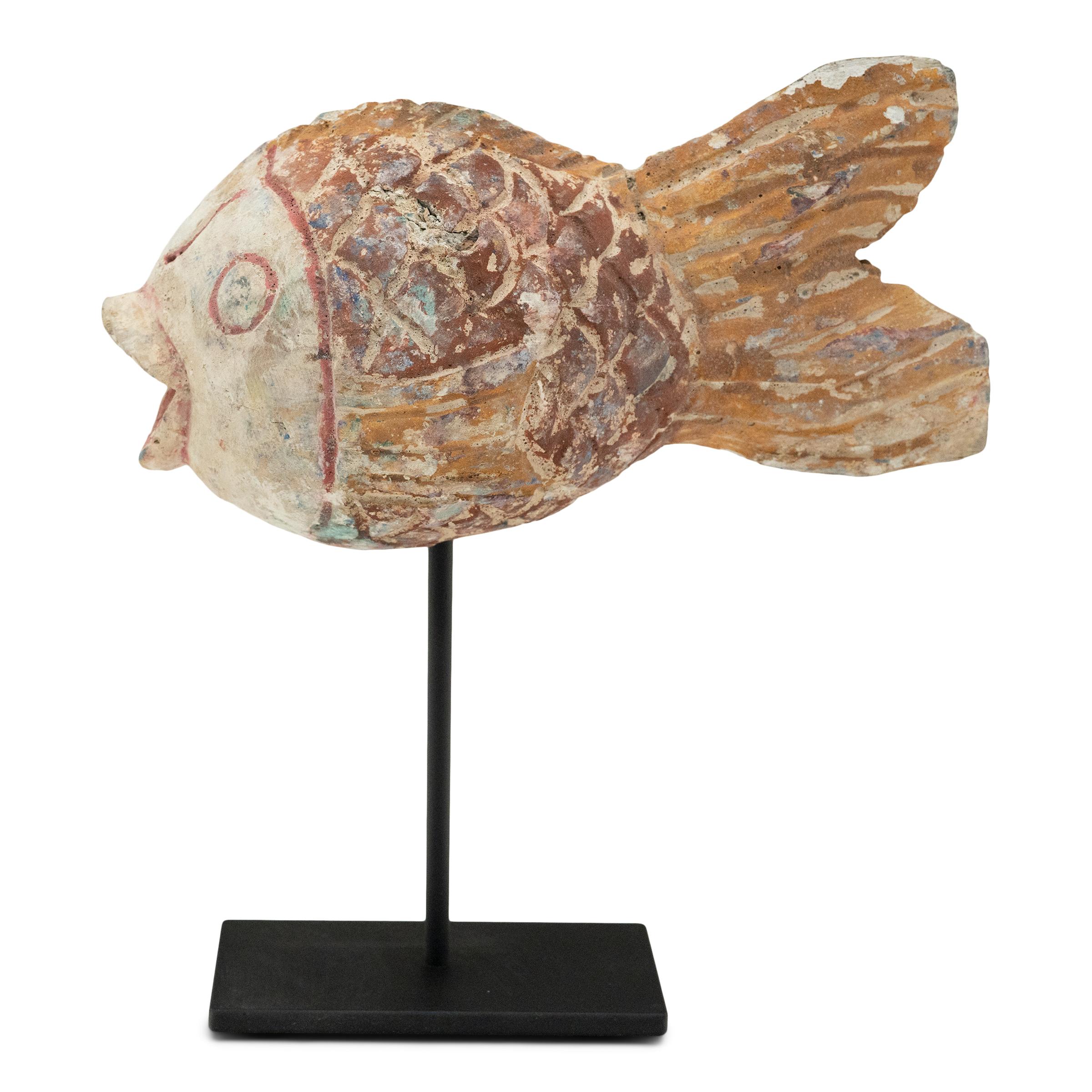 Artisanat Sculpture de poisson chanceux polychrome en vente