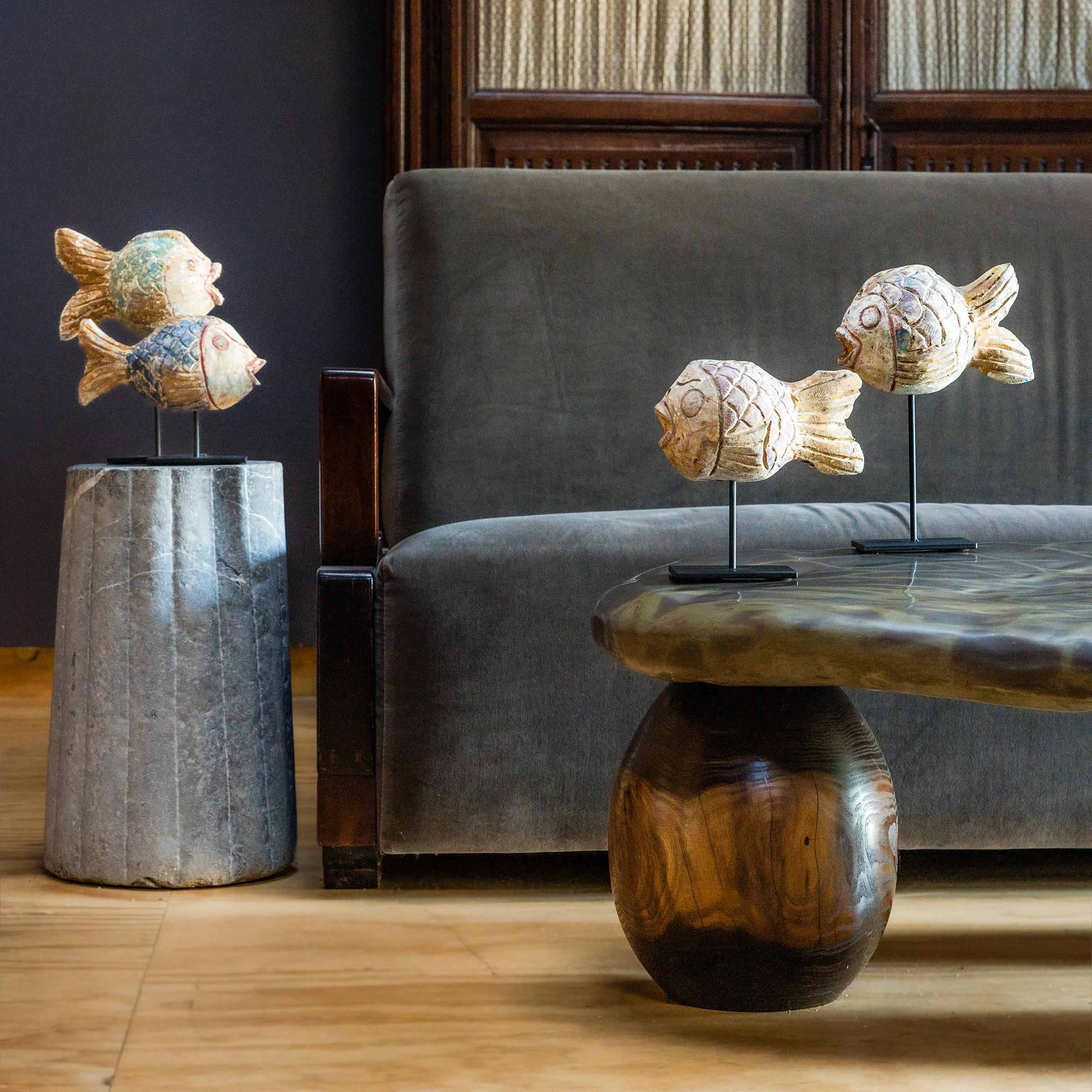 Polychrome Glücksfisch-Skulptur (Chinesisch) im Angebot