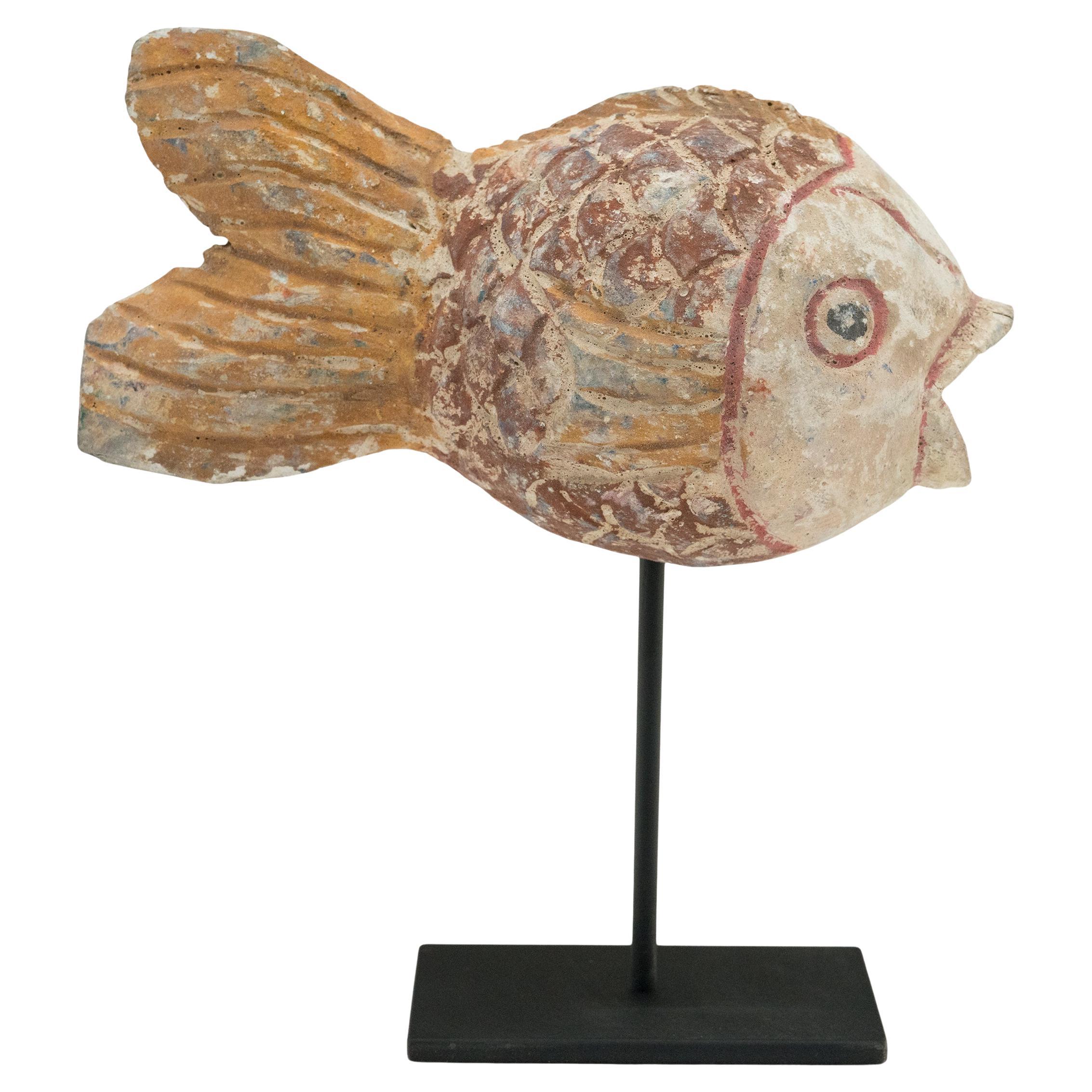 Polychrome Glücksfisch-Skulptur