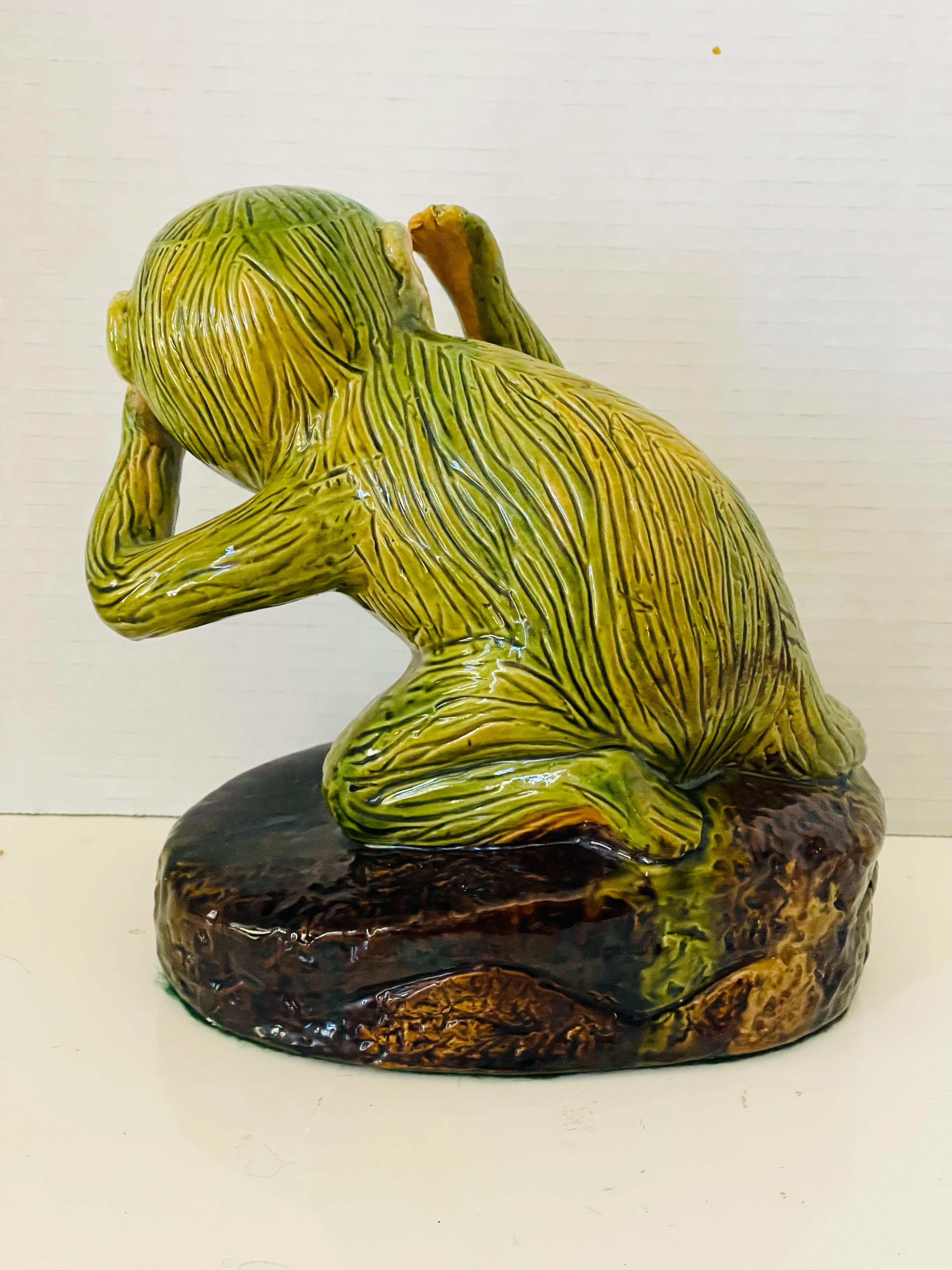 Américain Figurine de singe en majolique polychrome en vente