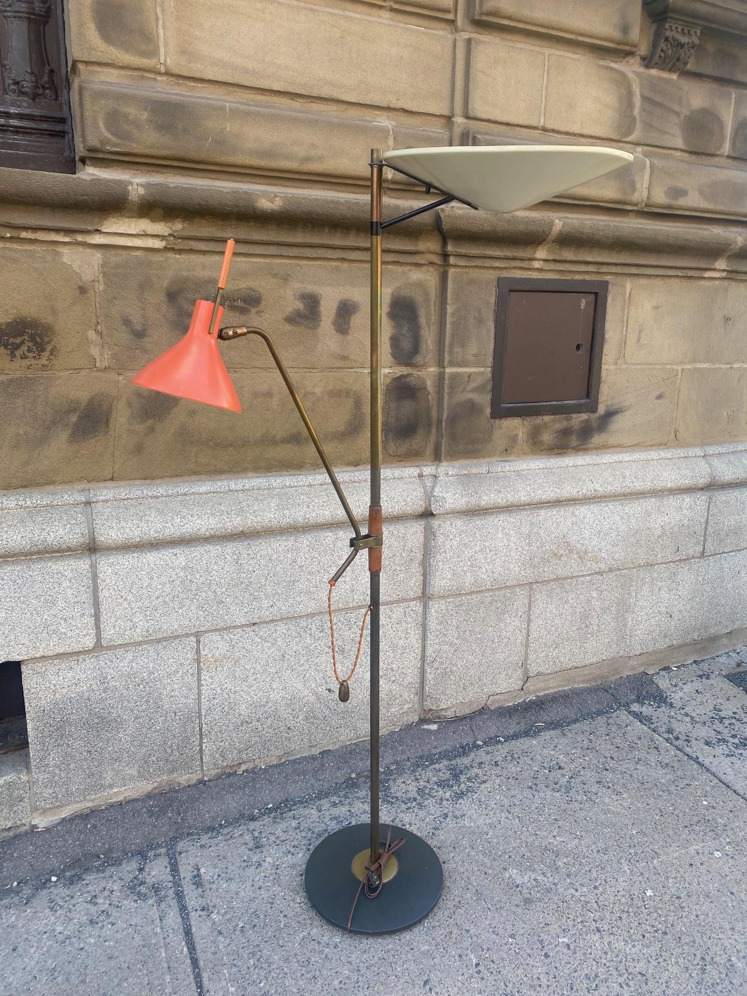 Lampada da terra in metallo policromo disegnata da Gerald Thurston per Lightolier.
Include un riflettore verso l'alto e una lampada da lettura regolabile. 