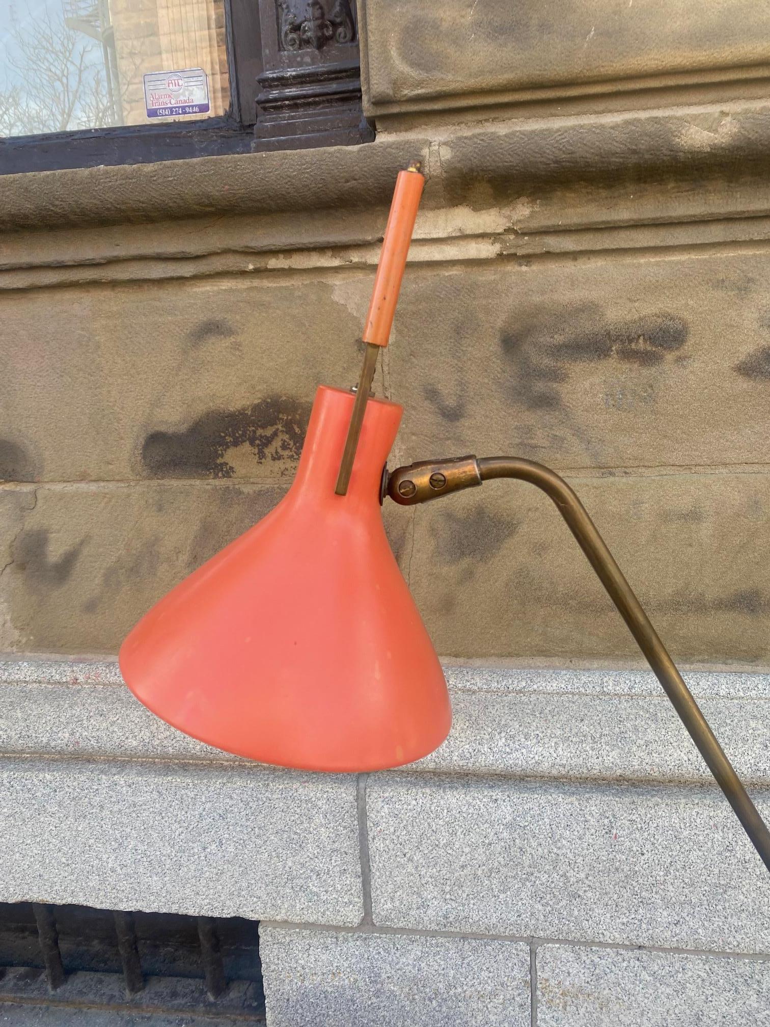 Mid-Century moderno Lampada da terra regolabile in metallo policromo di Gerald Thurston per Lightolier in vendita