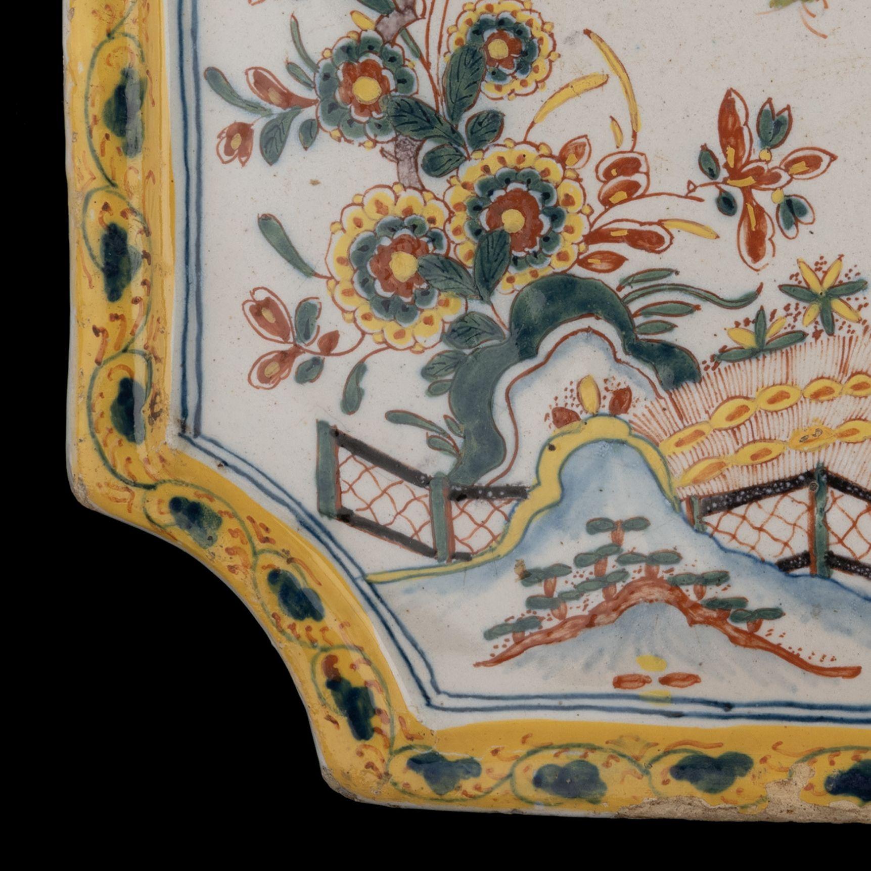 Polychrome plaque with oriental floral decoration Delft, 1740-1760 For Sale 2