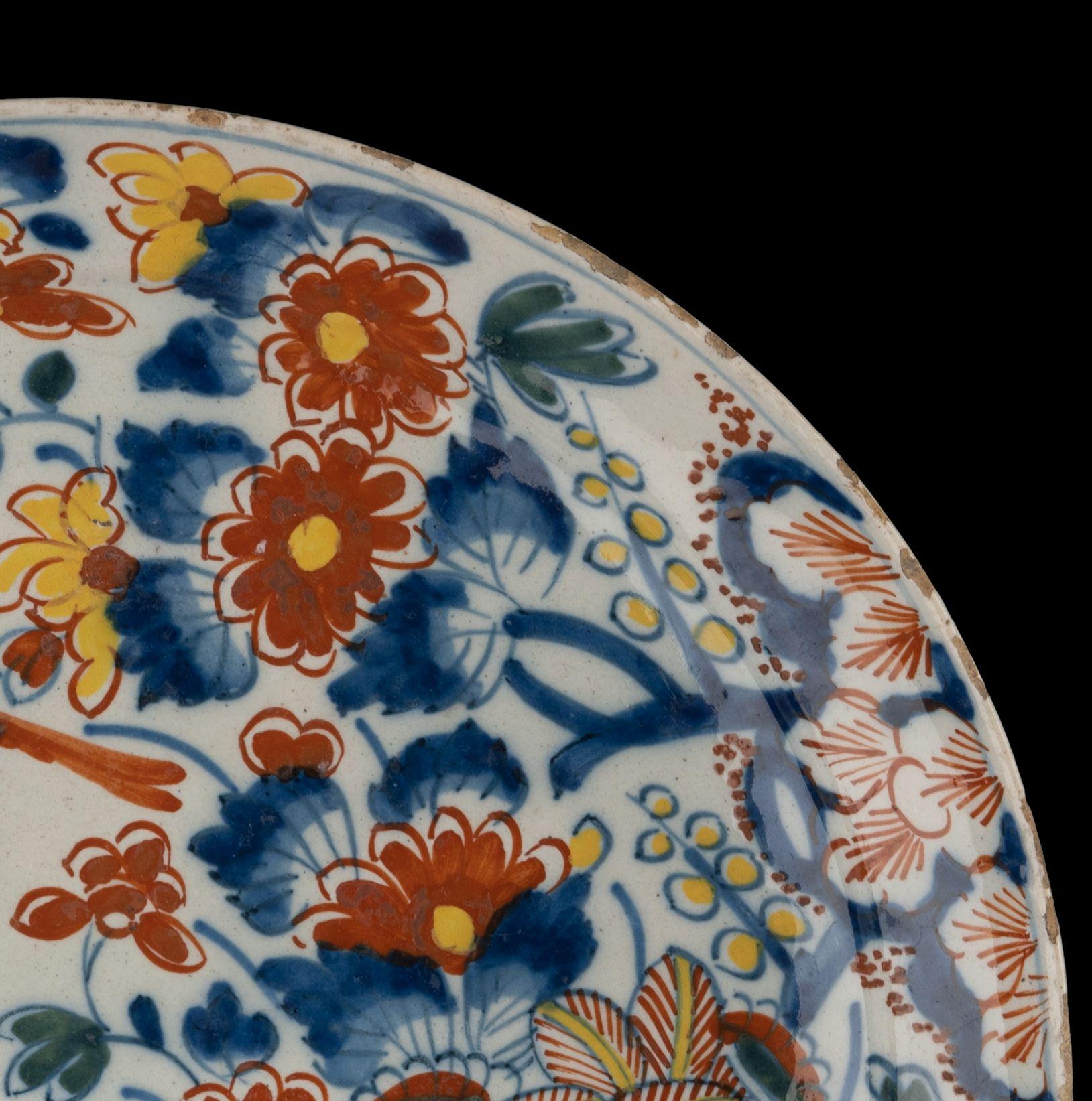 Polychrome Plate with Flowers Delft, 1713-1740 the Porcelain Claw Pottery In Good Condition In ROSSUM, GE