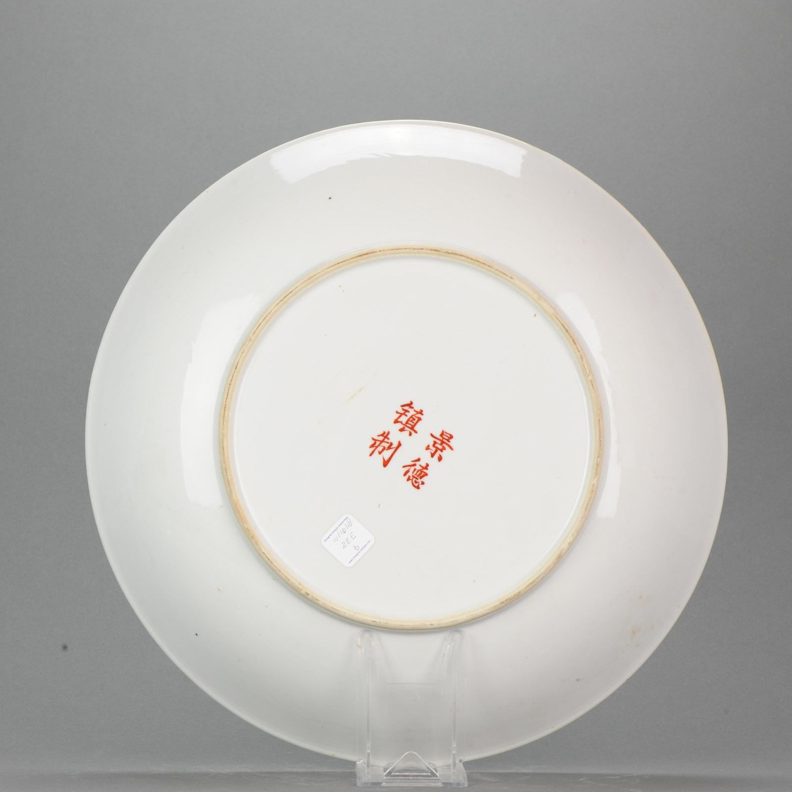 Polychromer tiefer Plattenteller aus Porzellan mit revolutionärem Opernzeichensockel, 20. Jahrhundert (Chinesisch) im Angebot
