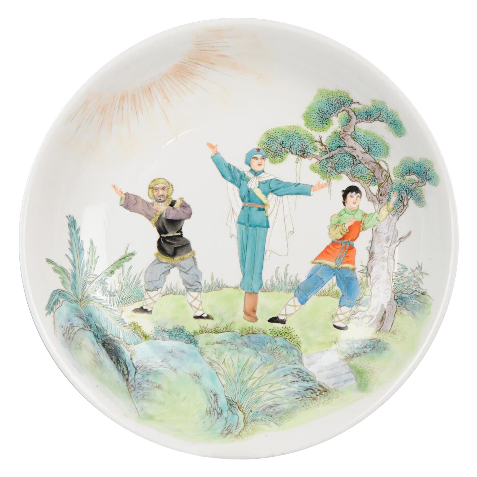 Assiette de présentation profonde en porcelaine polychrome marquée Revolutionary Opera, 20e siècle en vente