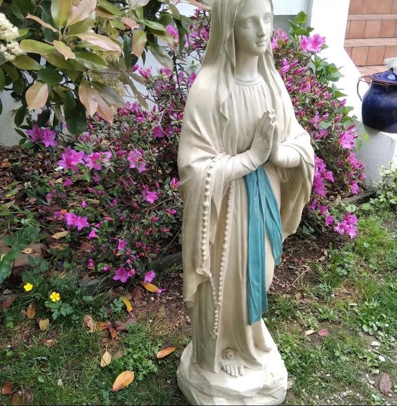 Découvrez cette étonnante statue en terre cuite polychrome de Notre-Dame de Lourdes. Cette pièce unique, empreinte de spiritualité et de beauté, apportera une touche sacrée à votre intérieur.

Représentant la Vierge Marie dans une pose gracieuse et