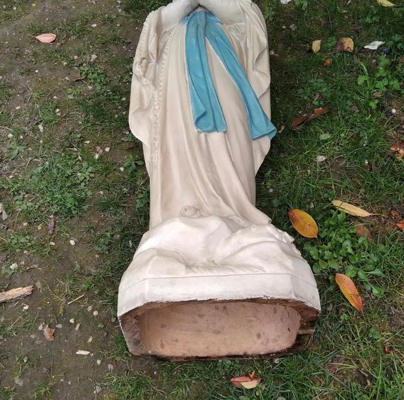 Renaissance statue de la Vierge Notre-Dame de Lourdes en terre cuite polychrome en vente