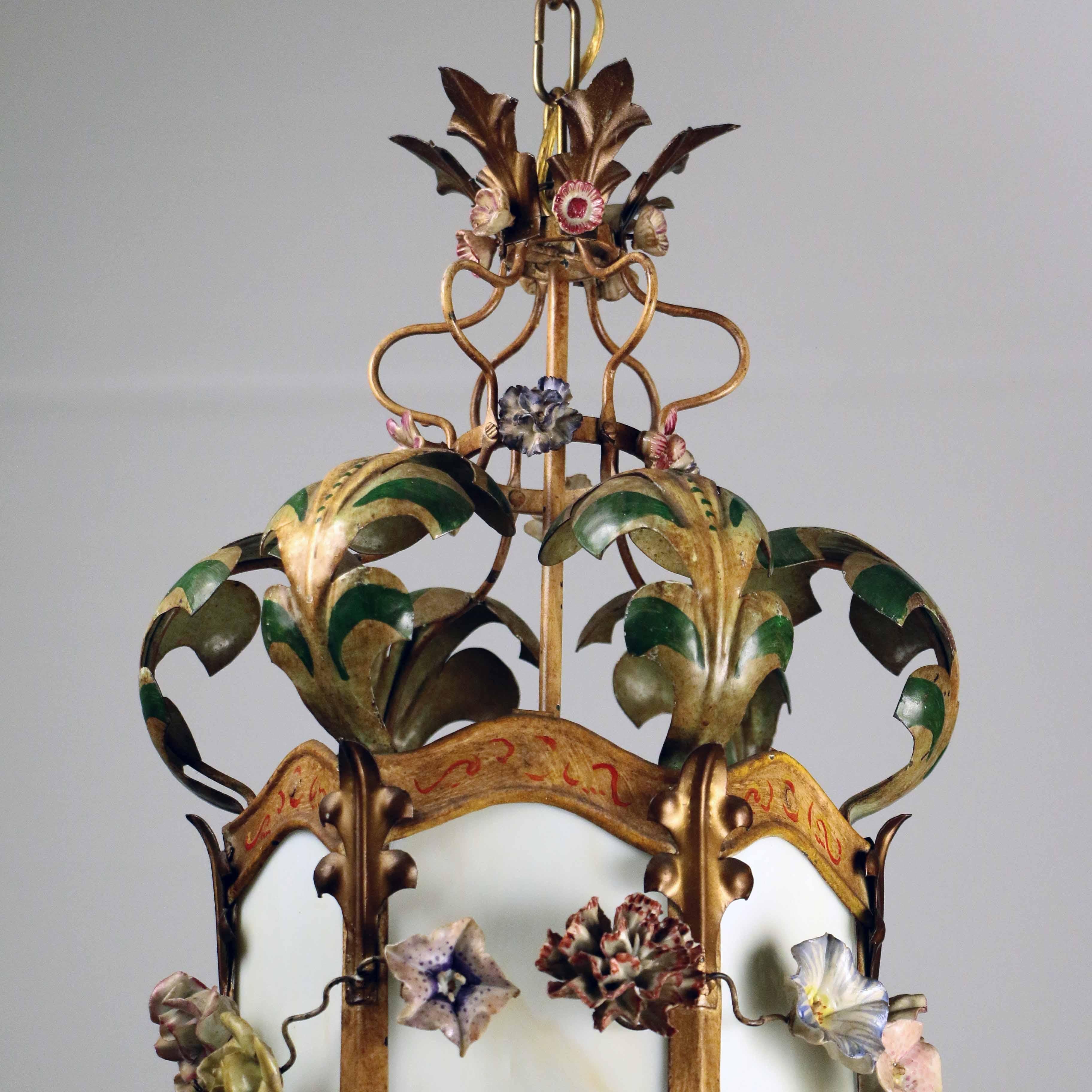 Polychrome Tôle and Glass Hanging Lantern In Good Condition For Sale In Montreal, QC