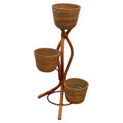 Trípodes portafloreros de mimbre policromado y bambú, años 70