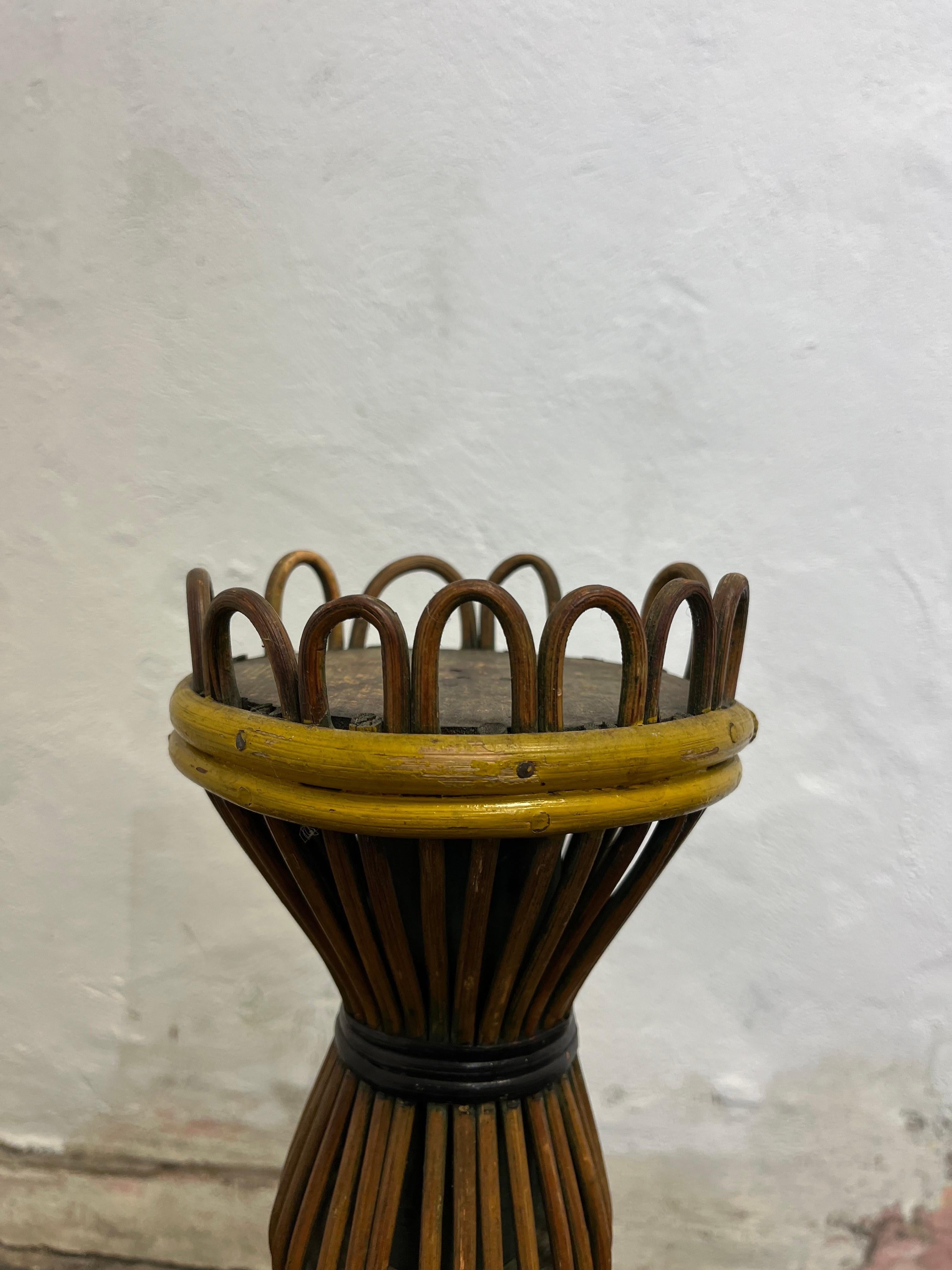 Porte-boissons unique en osier polychrome. Belle forme avec dessus en ruban d'osier. Grande proportion avec des bandes polychromes en jaune, orange et noir (peut-être vert foncé).