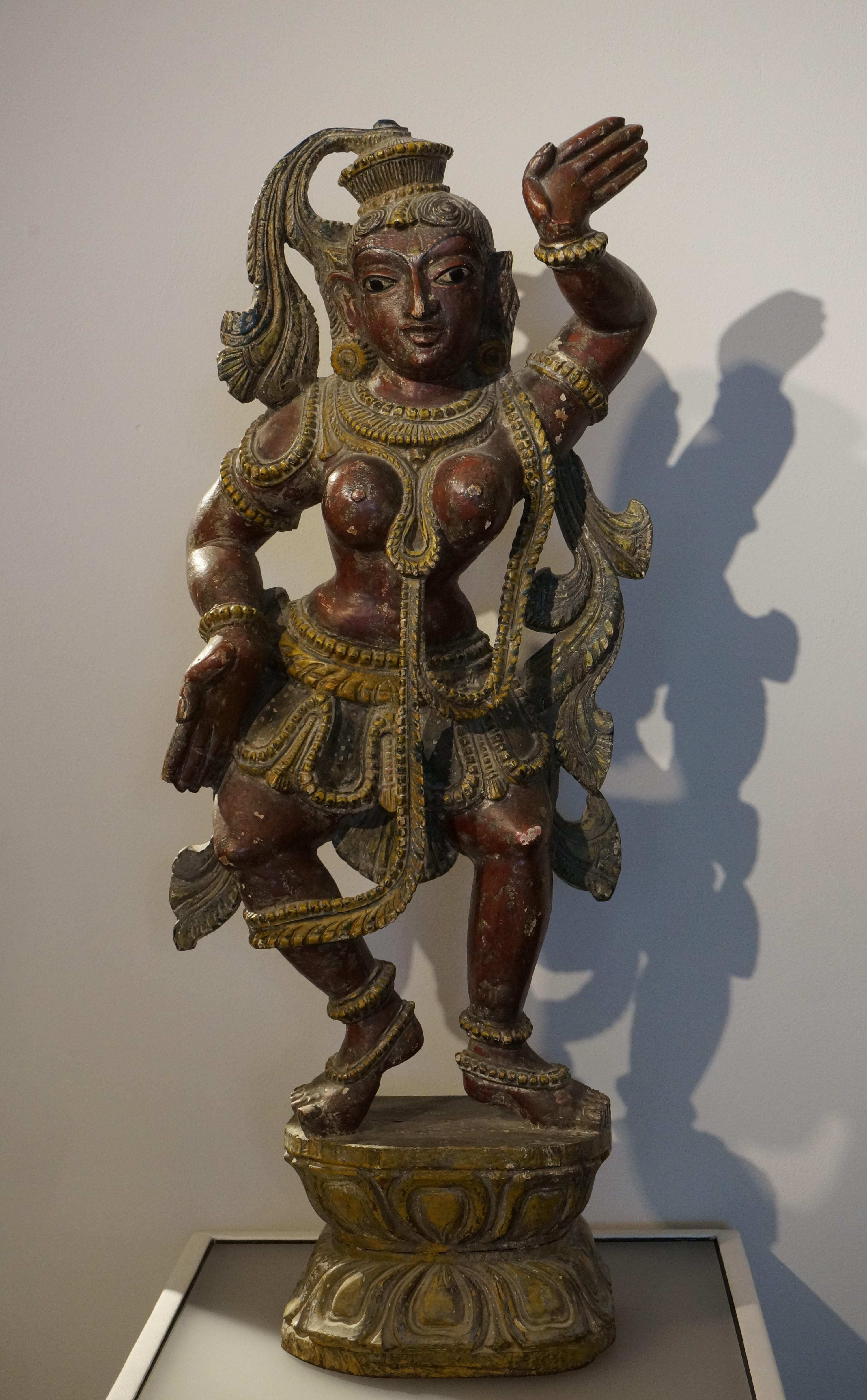 Polychrome wooden Hindu sculpture of a celestial dancer.

India, 19th century.

Height: 77 cm.

Overall in good condition, some traces of wear, ornament next to the right knee restored.