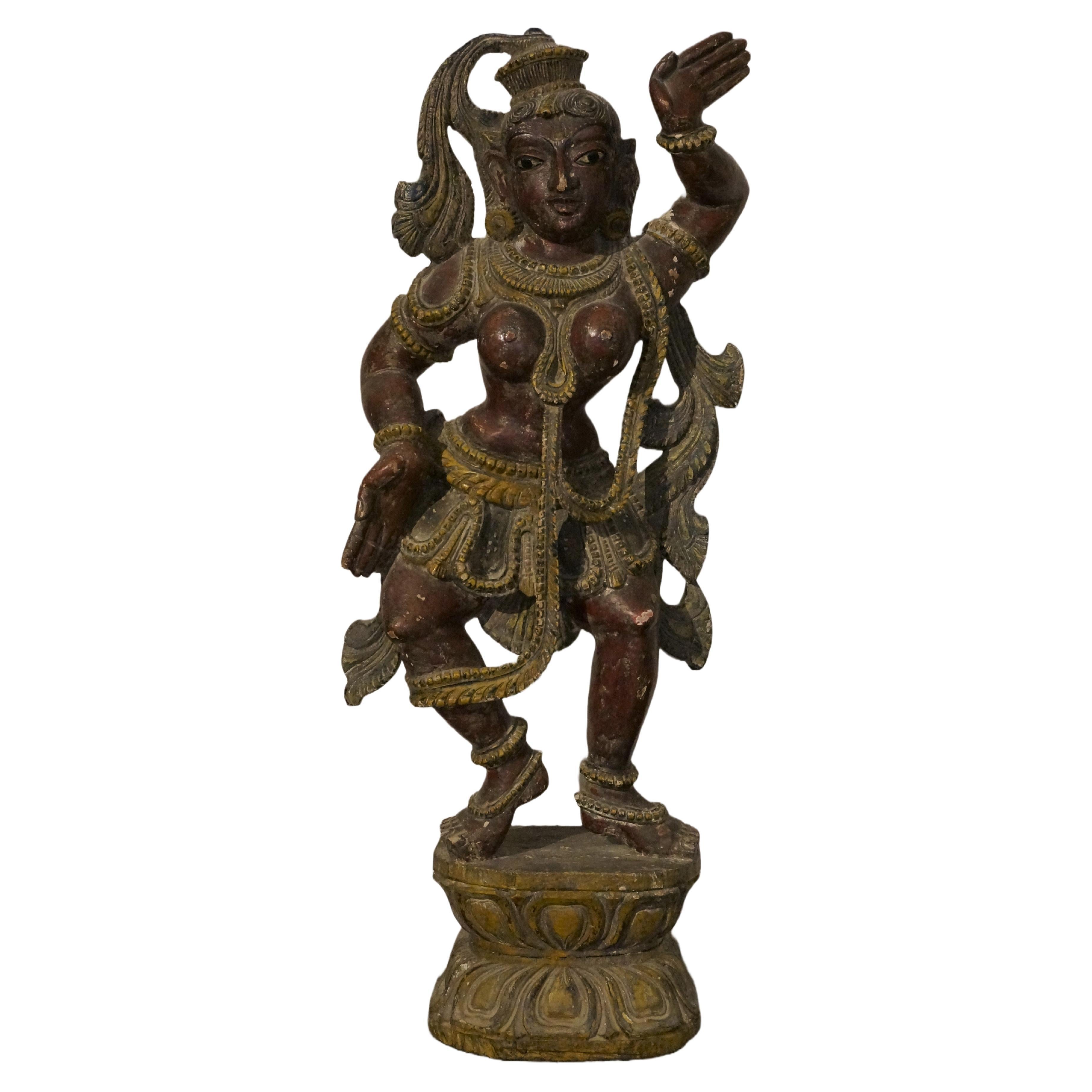 Polychrome Hindu-Skulptur einer himmlischen Tänzerin aus Holz, Indien, 19. Jahrhundert