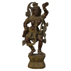 Polychrome Hindu-Skulptur einer himmlischen Tänzerin aus Holz, Indien, 19. Jahrhundert