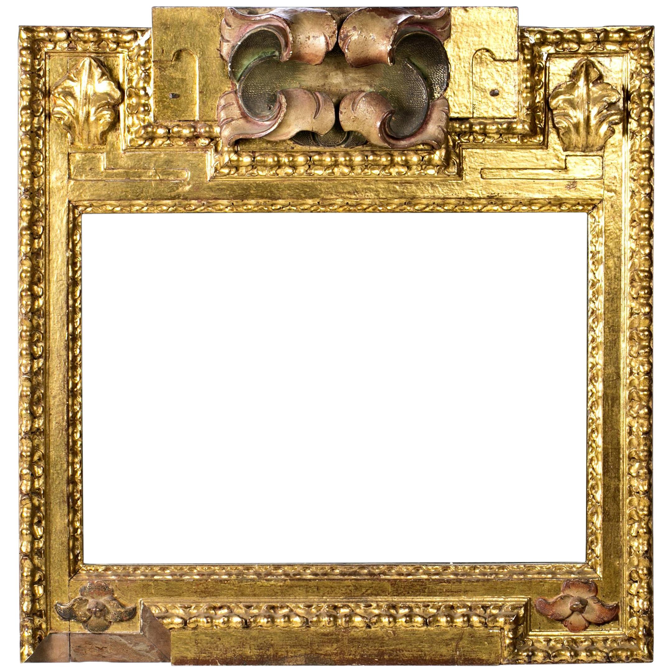 Cadre. Bois doré et polychrome, XVIIe siècle.
Présente une perte dans la zone inférieure gauche.
Cadre en bois sculpté, doré et polychrome dans certaines zones, qui présente une décoration à base de bandes (alternant les lisses avec d'autres avec