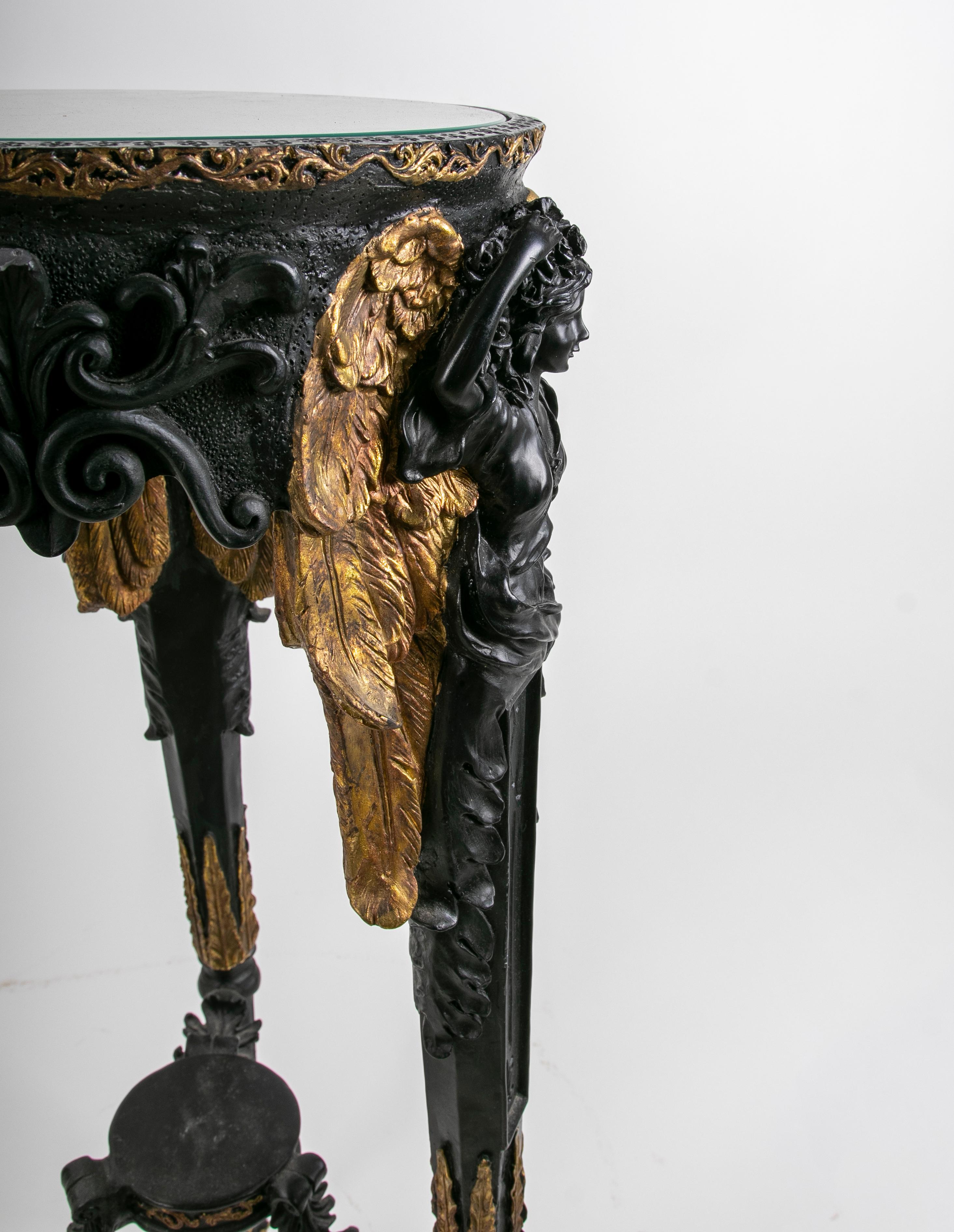 Beistelltisch aus Bronze mit geflügelten Frauen auf den Beinen, polychromiert im Zustand „Gut“ im Angebot in Marbella, ES