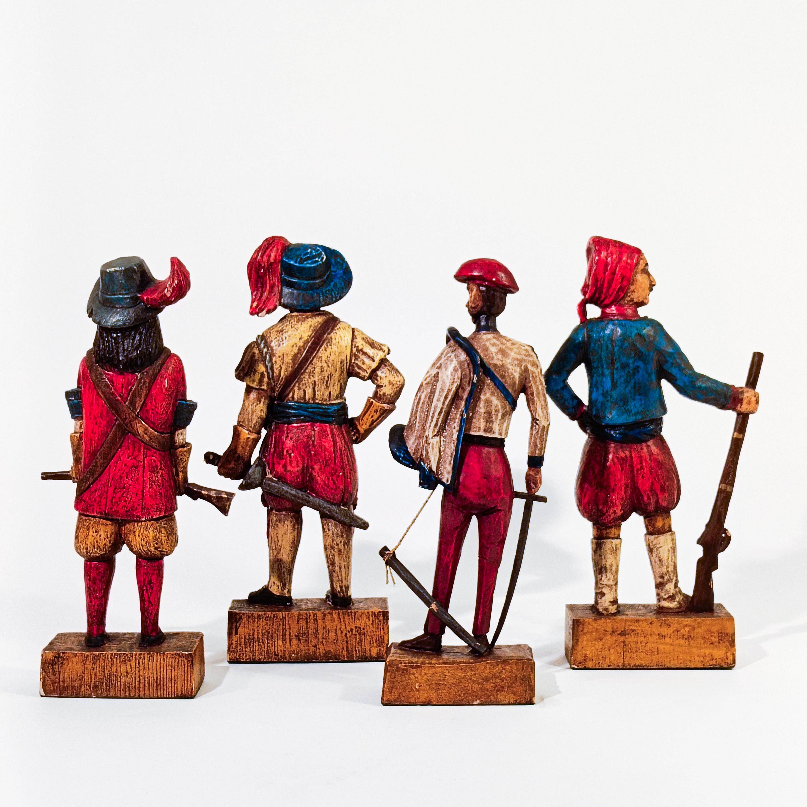 Sculture in legno policromo che rappresentano soldati spagnoli e francesi nel corso della storia recente, Spagna, anni '40.
Set di 4 figure in legno policromato che rappresentano diversi tipi di posizioni militari e di fanteria spagnola nel corso