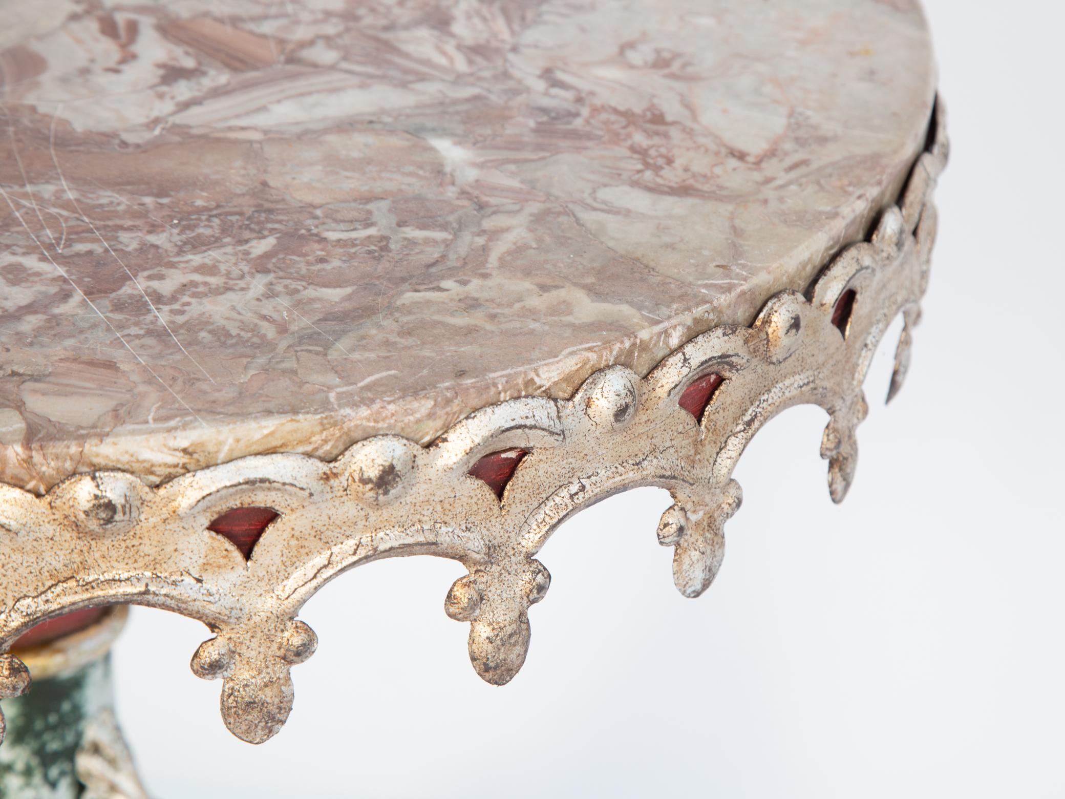 20ième siècle Table à bougeoirs italienne polychromée avec plateau en marbre rouge en vente