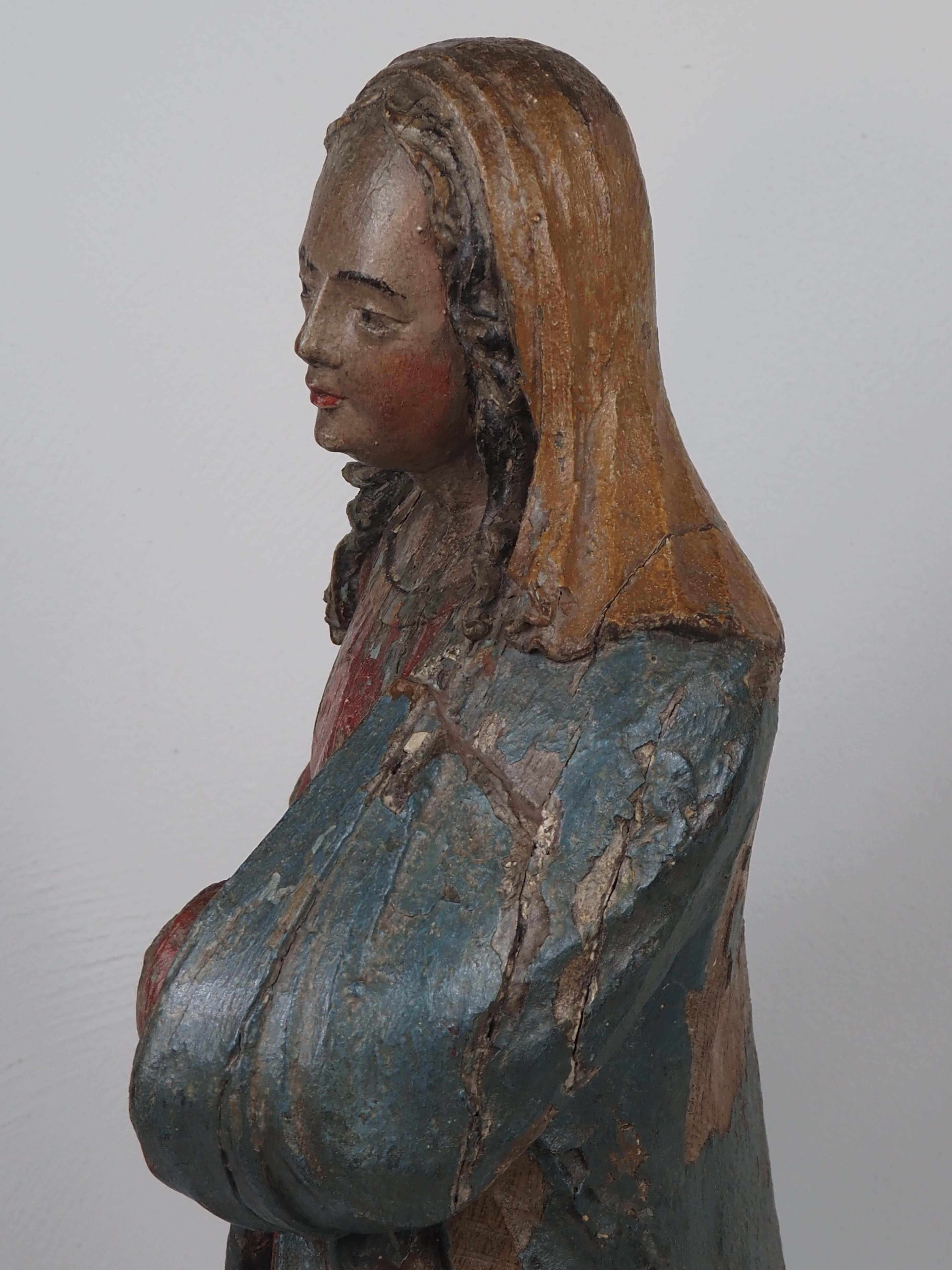 Polychromed Oak Figure of the Virgin, Kneeling, 17th century in vendita 6