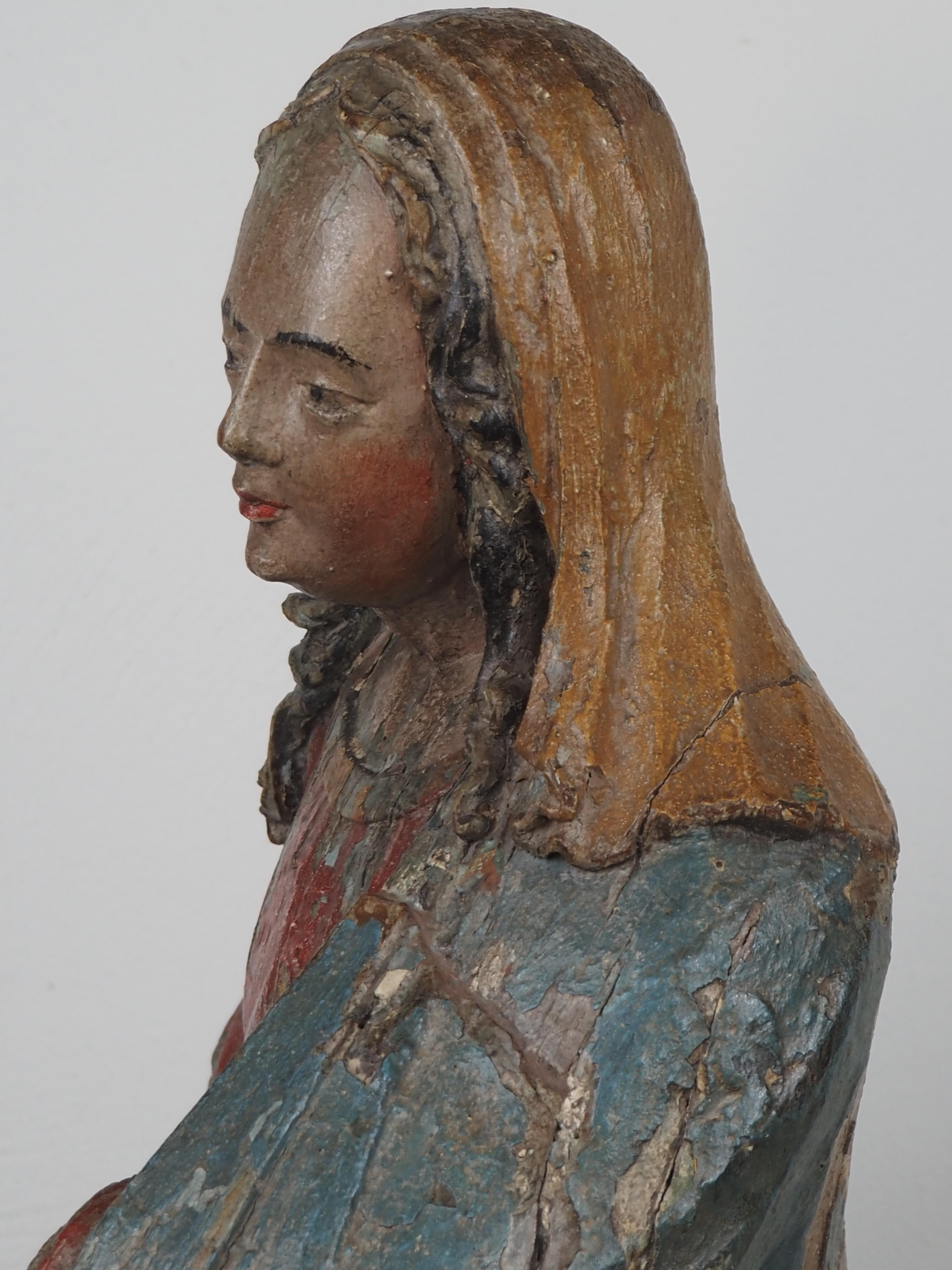 Polychromed Oak Figure of the Virgin, Kneeling, 17th century in vendita 7