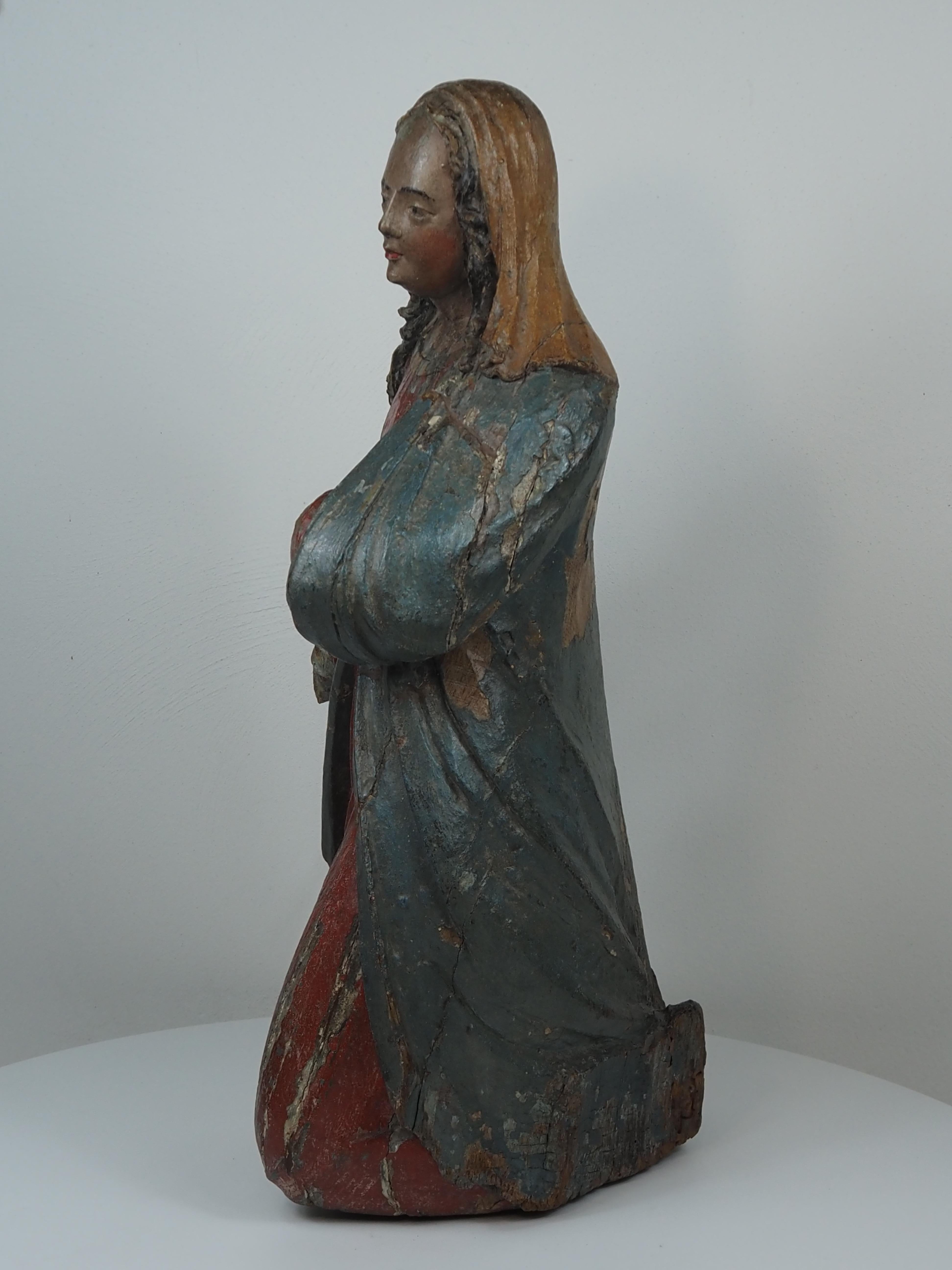 Polychromed Oak Figure of the Virgin, Kneeling, 17th century in vendita 8