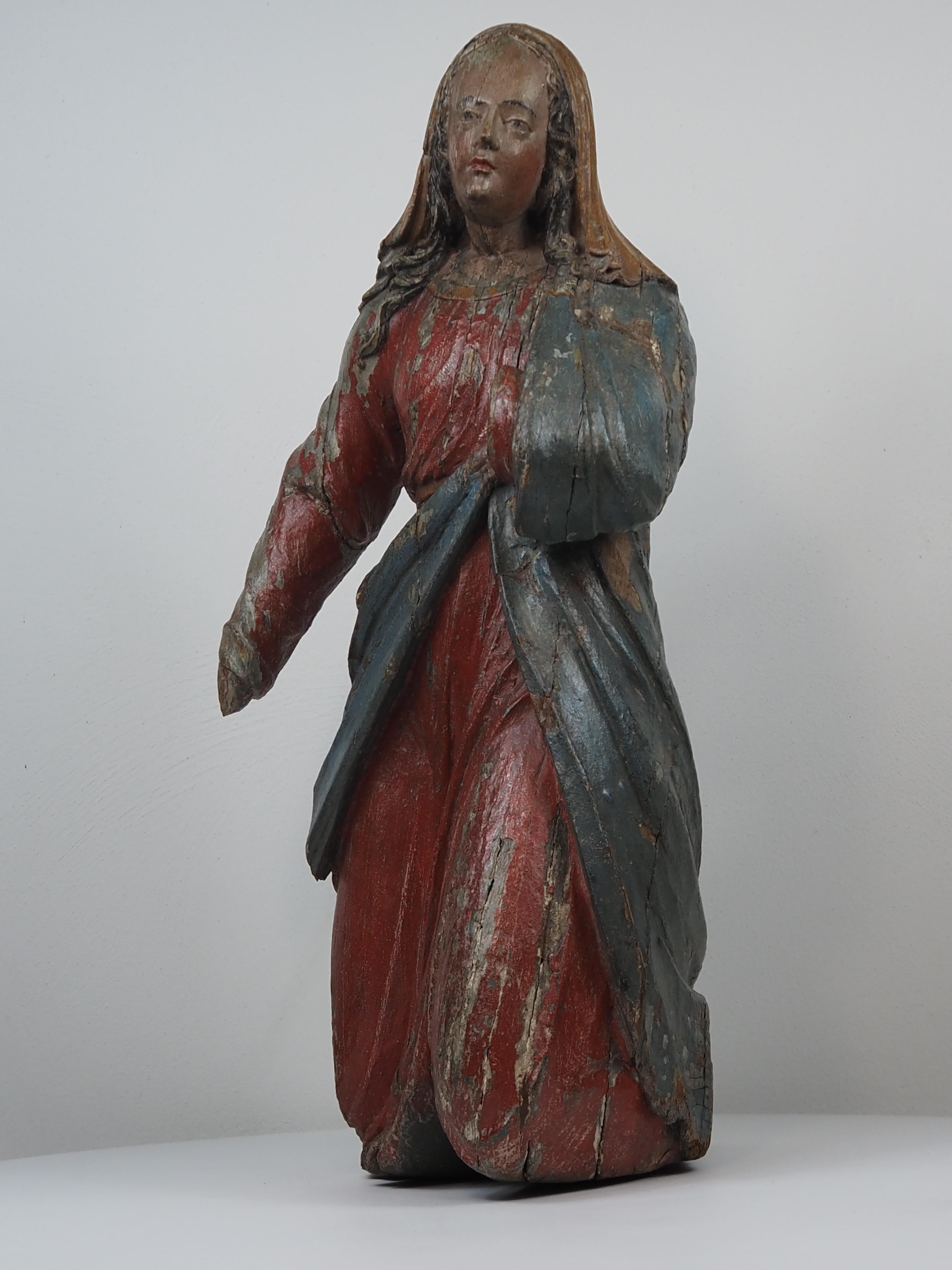 Polychromed Oak Figure of the Virgin, Kneeling, 17th century in vendita 11